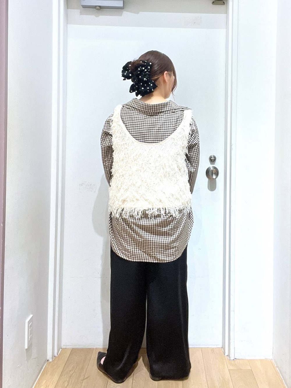 ブラック系のパンプス、ブラウン系のシャツ/ブラウス、ブラック系のその他パンツを着用したレディースの冬コーディネートの4枚目の写真