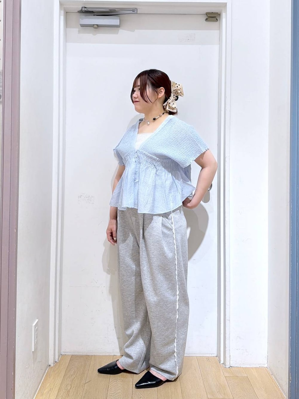 グレー系のスウェットパンツ、シルバー系のタンクトップ、ブルー系のシャツ/ブラウスを着用したレディースの夏コーディネートの2枚目の写真