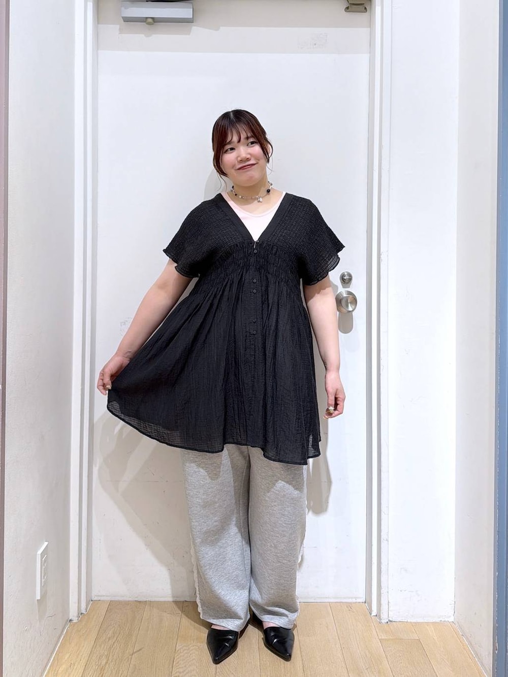 グレー系のスウェットパンツ、ブラック系のシャツ/ブラウス、ブラック系のサンダルを着用したレディースの春コーディネートの2枚目の写真