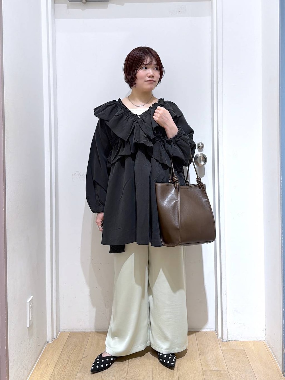 その他のパンプス、ブラック系のワンピース、グリーン系のその他パンツを着用したレディースの春コーディネートの2枚目の写真