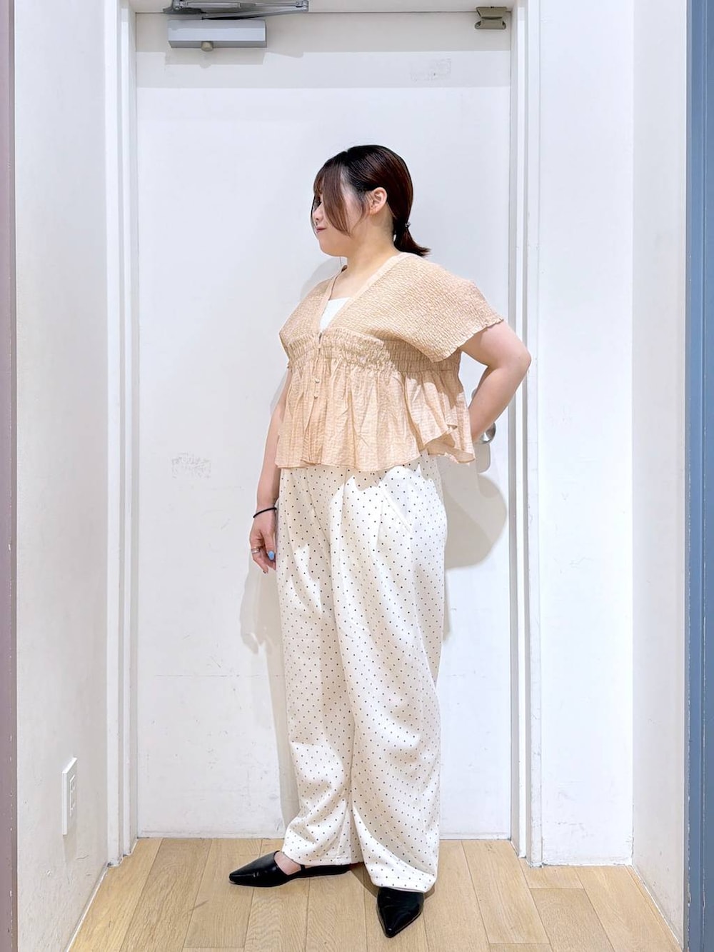 ホワイト系のスウェットパンツ、シルバー系のタンクトップ、ベージュ系のシャツ/ブラウスを着用したレディースの夏コーディネートの3枚目の写真