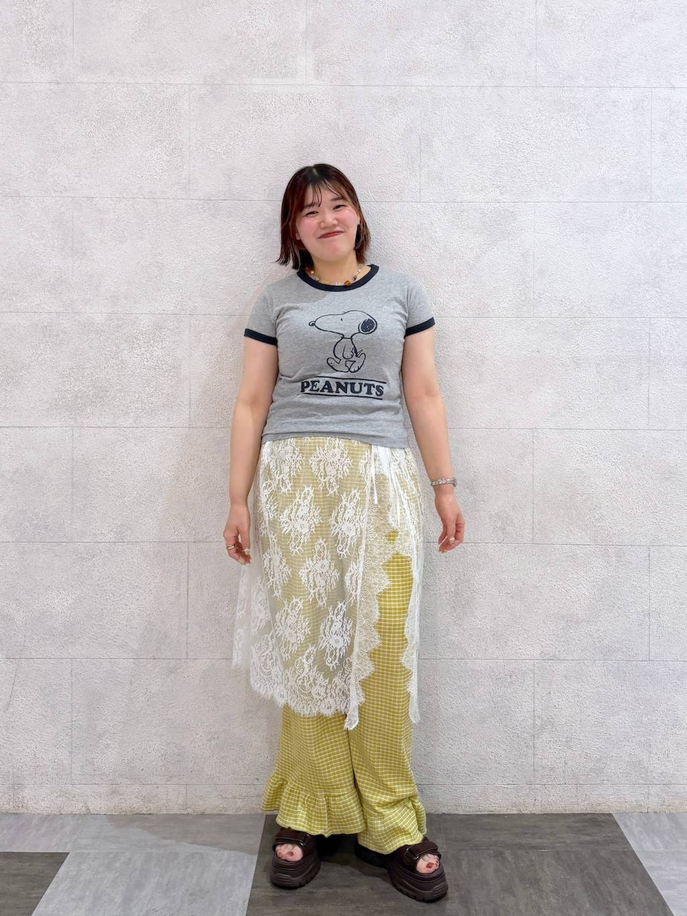 ブラック系のボディバッグ/ウエストポーチ、ホワイト系のサンダル、ブラウン系のTシャツ/カットソーを着用したレディースの夏コーディネートの4枚目の写真