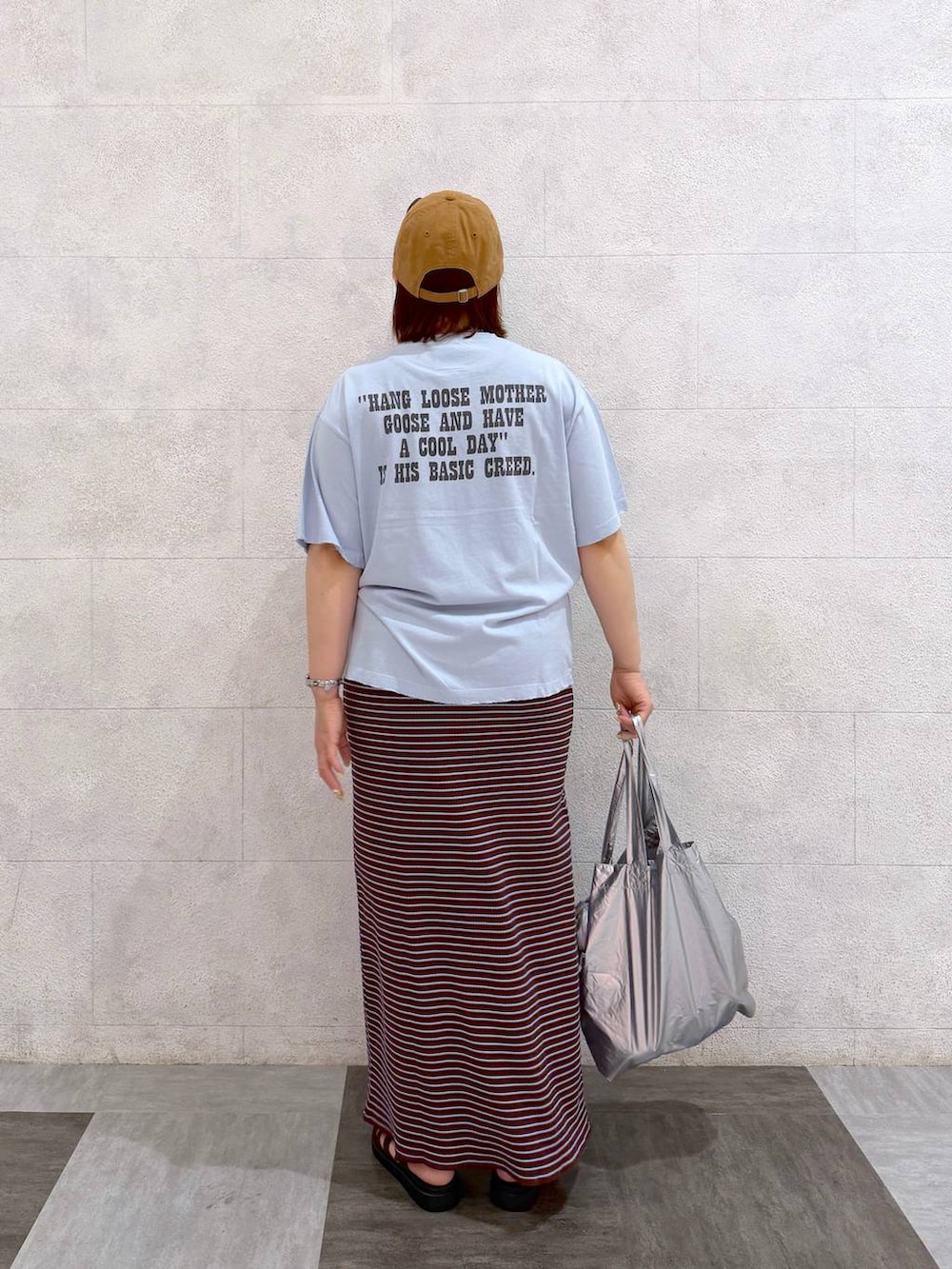 ブラウン系のサンダル、シルバー系のエコバッグ/サブバッグ、ブルー系のTシャツ/カットソーを着用したレディースの夏コーディネートの4枚目の写真