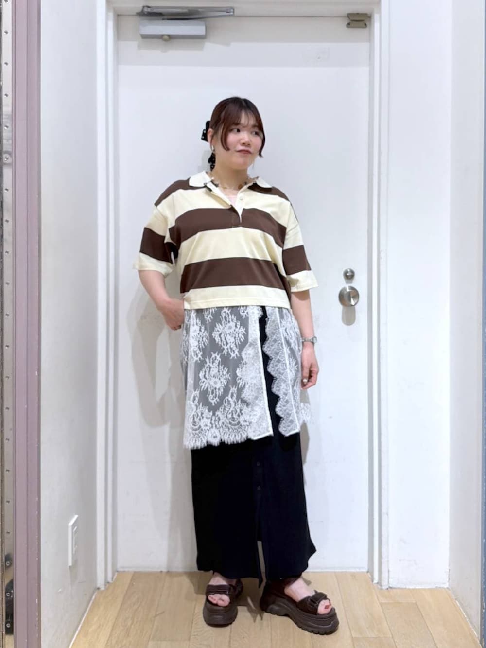 ホワイト系のワンピース、ブラウン系のサンダル、ブラウン系のTシャツ/カットソーを着用したレディースの夏コーディネートの2枚目の写真