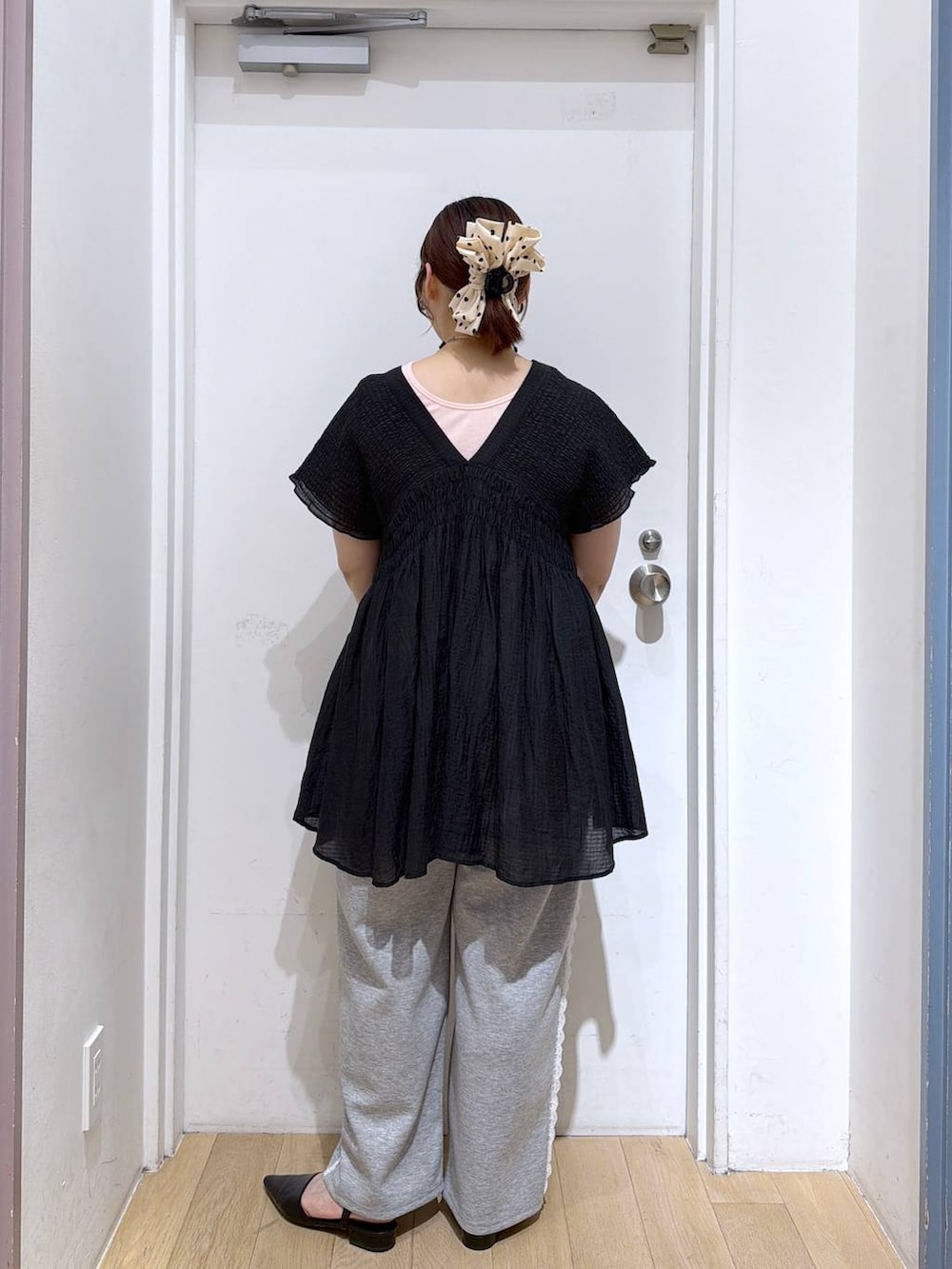 グレー系のスウェットパンツ、ブラック系のシャツ/ブラウス、ブラック系のサンダルを着用したレディースの春コーディネートの5枚目の写真