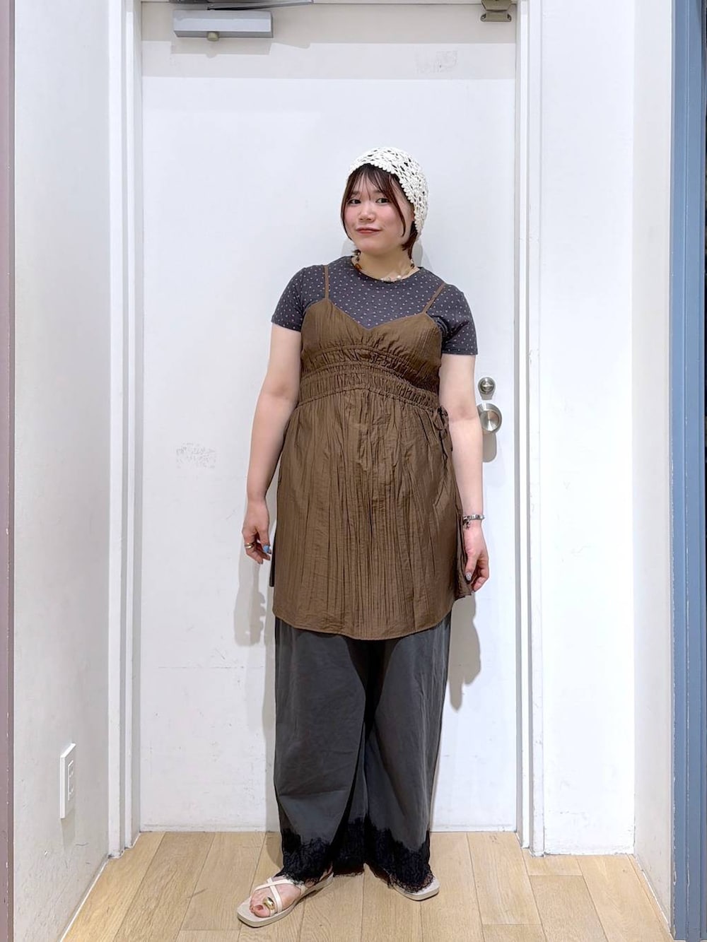 ブラウン系のワンピース、ホワイト系のサンダル、グレー系のTシャツ/カットソーを着用したレディースの夏コーディネートの5枚目の写真