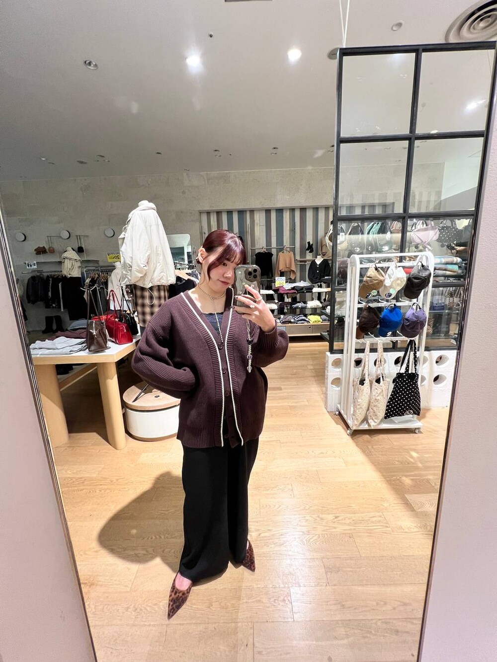 ブラック系のその他パンツ、ブラウン系のカーディガン/ボレロ、その他のパンプスを着用したレディースの秋コーディネートの4枚目の写真