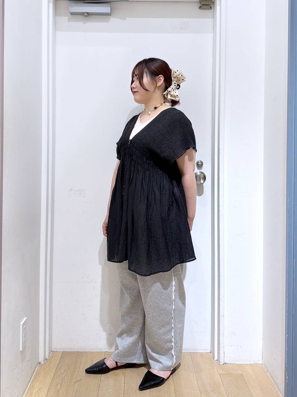 グレー系のスウェットパンツ、ブラック系のシャツ/ブラウス、ブラック系のサンダルを着用したレディースの春コーディネートの4枚目の写真