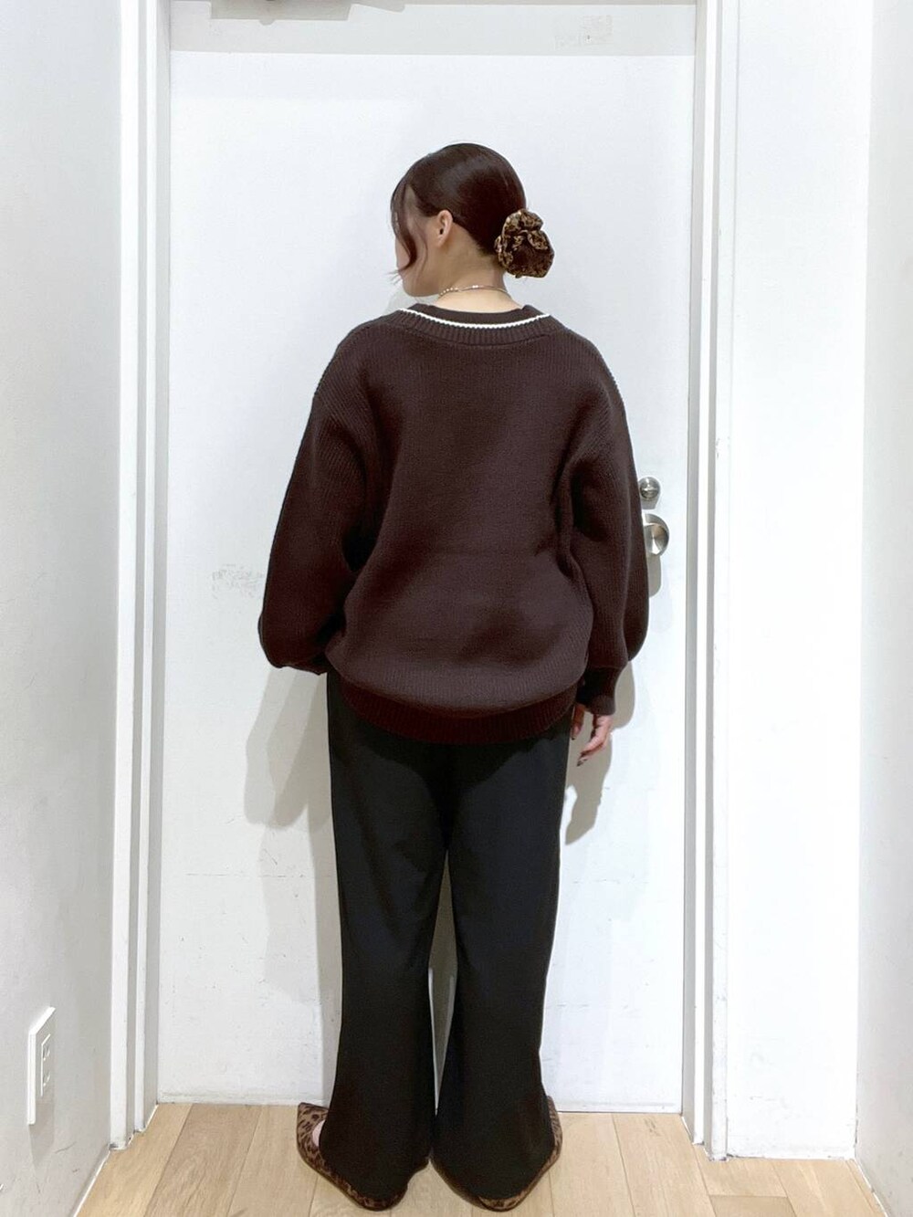 ブラック系のその他パンツ、ブラウン系のカーディガン/ボレロ、その他のパンプスを着用したレディースの秋コーディネートの3枚目の写真