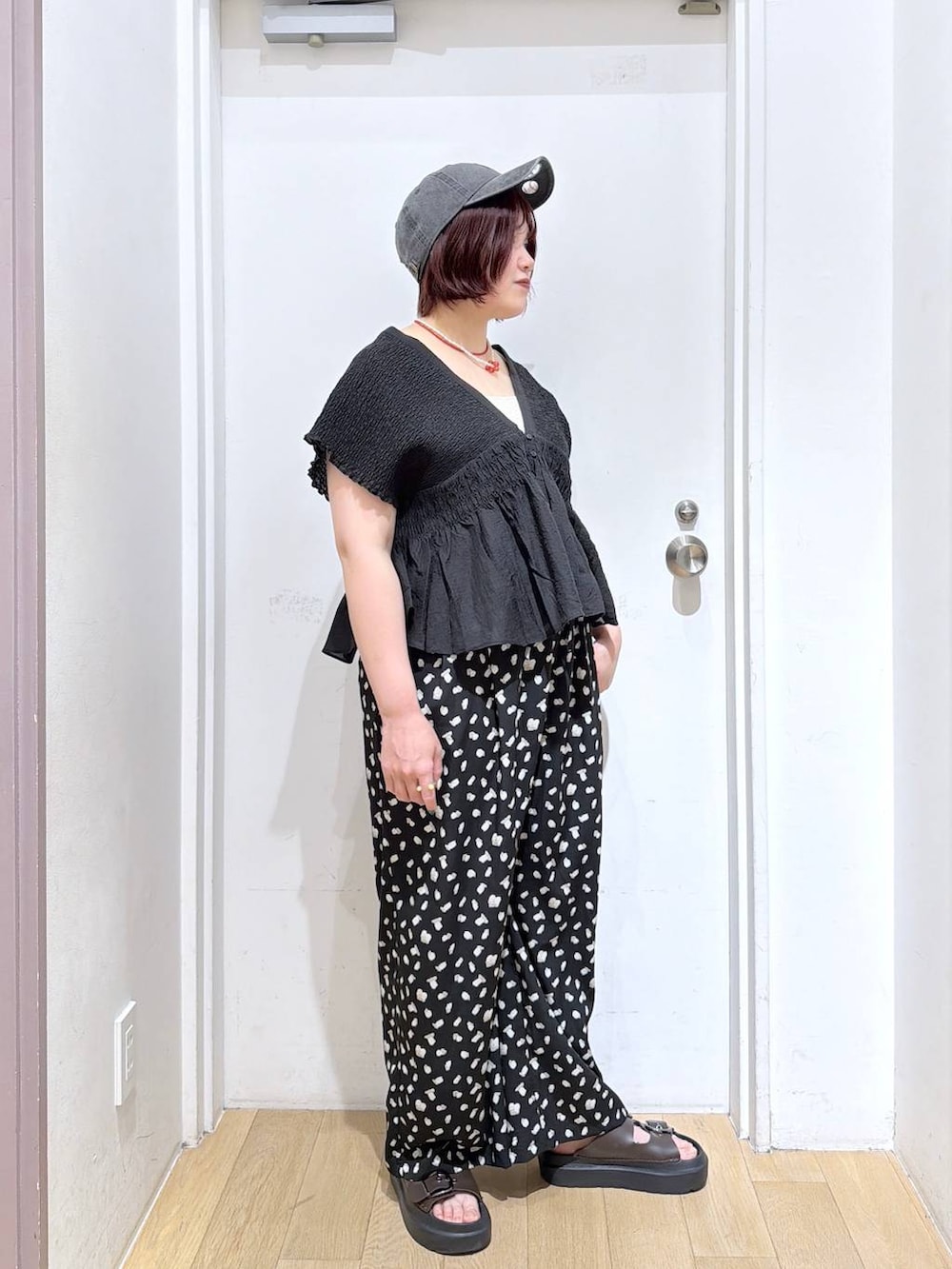シルバー系のタンクトップ、ブラック系のシャツ/ブラウス、ブラック系のその他パンツを着用したレディースの春コーディネートの3枚目の写真