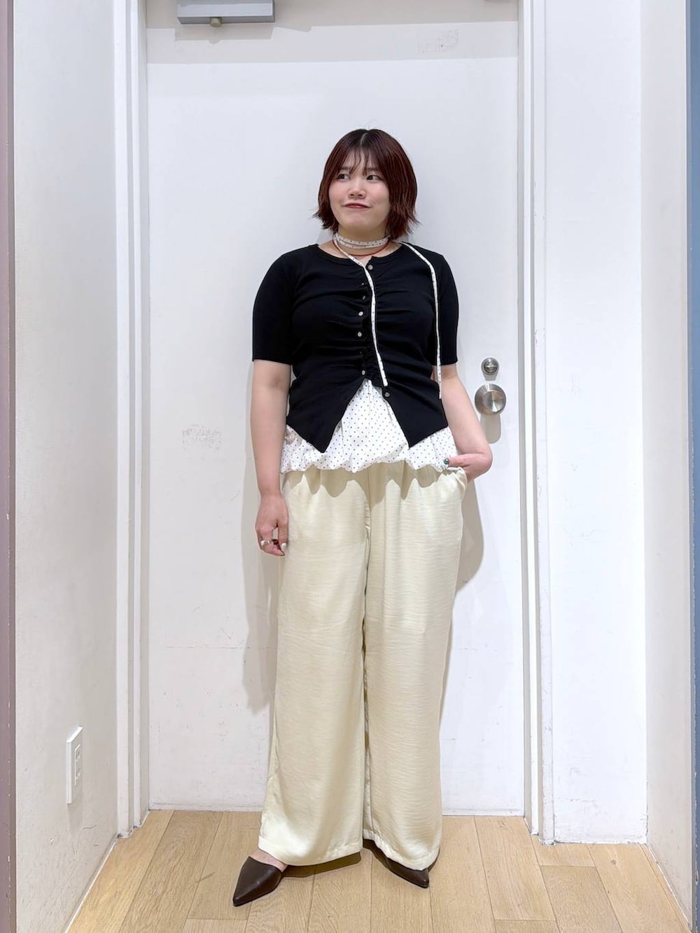 イエロー系のその他パンツ、ブラウン系のサンダル、ホワイト系のキャミソールを着用したレディースの春コーディネートの2枚目の写真