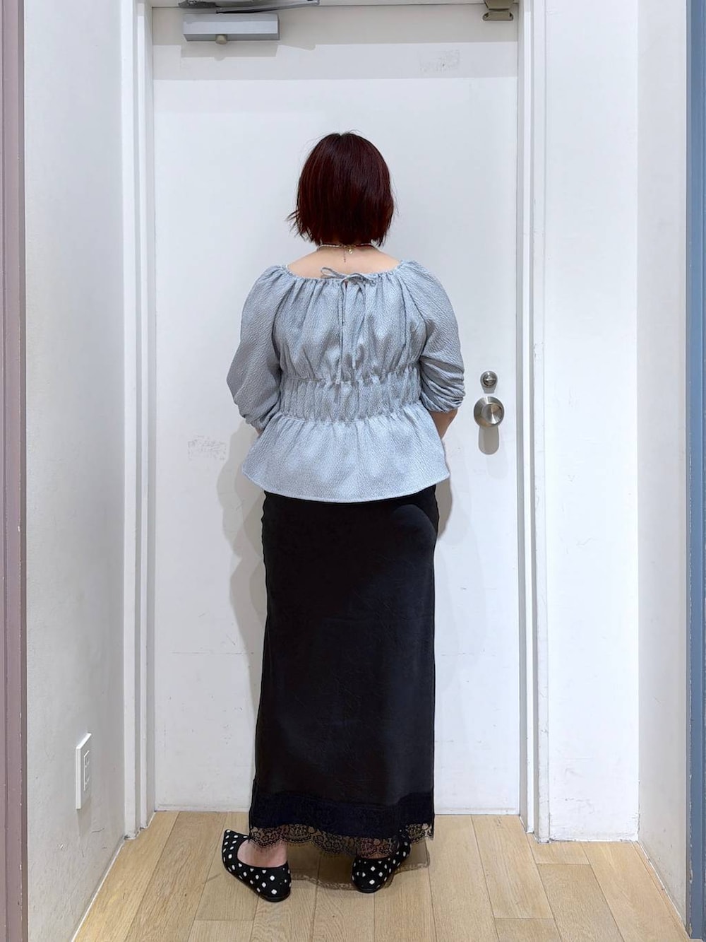 その他のパンプス、ブルー系のシャツ/ブラウス、ブラック系のスカートを着用したレディースの春コーディネートの4枚目の写真