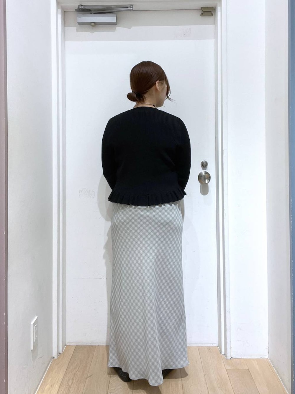 ベージュ系のショルダーバッグ、ブラック系のパンプス、ブラック系のTシャツ/カットソーを着用したレディースの冬コーディネートの4枚目の写真