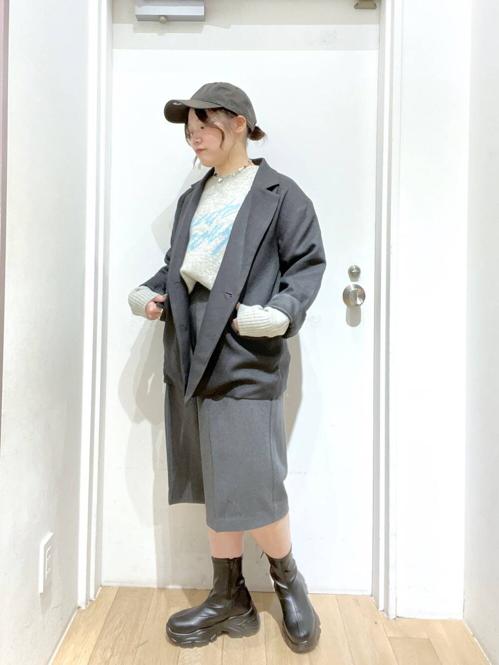 ブラック系のブーツ、グレー系のテーラードジャケット、グレー系のその他パンツを着用したレディースの秋コーディネートの2枚目の写真