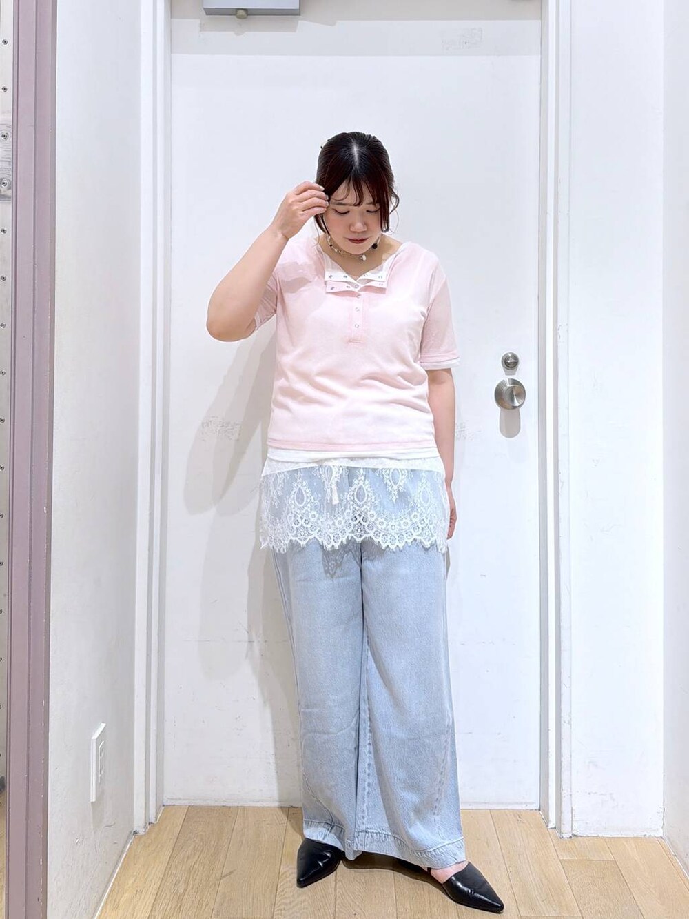 ブルー系のデニムパンツ、ピンク系のTシャツ/カットソー、ブラック系のサンダルを着用したレディースの夏コーディネートの2枚目の写真