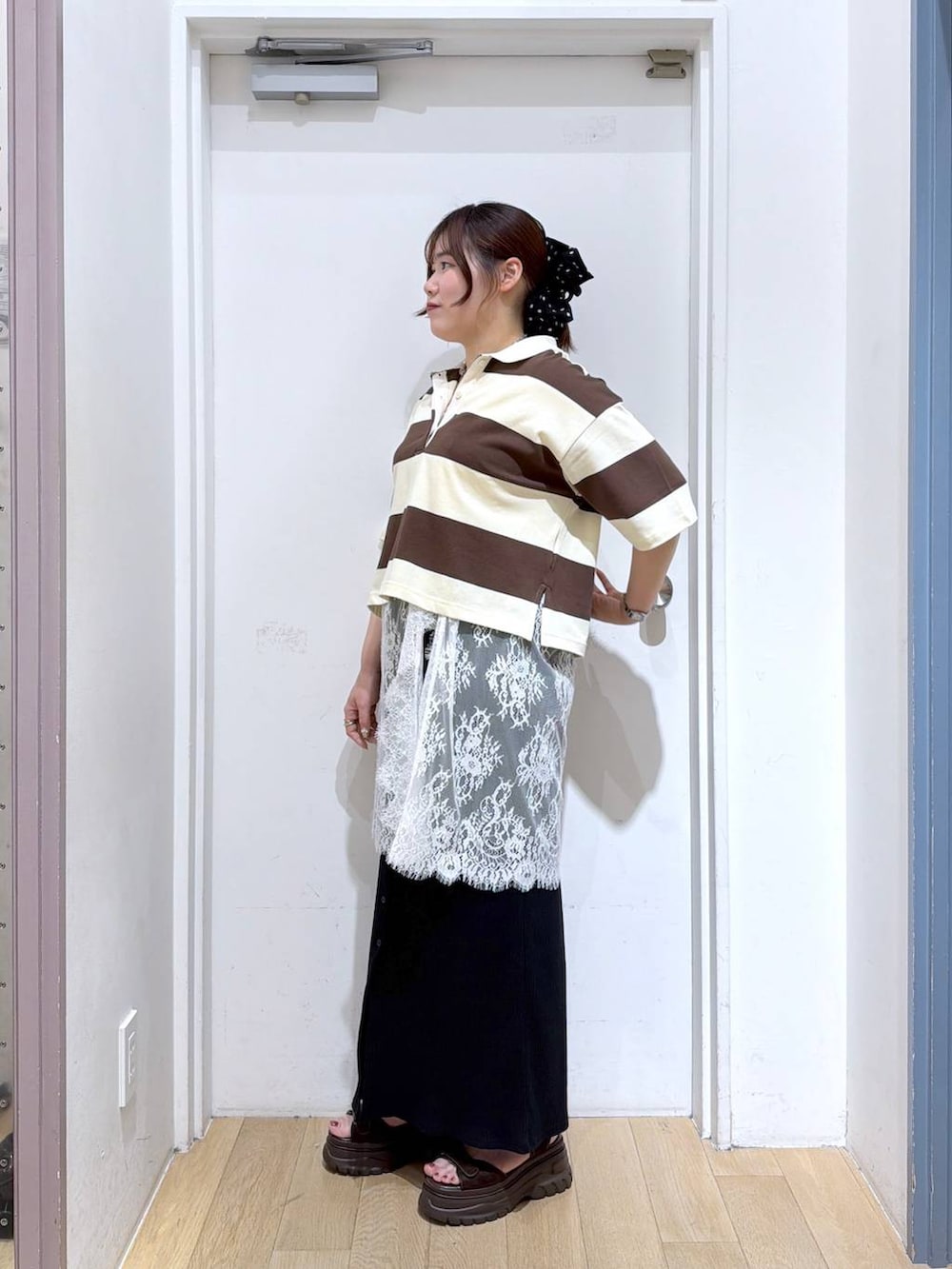 ホワイト系のワンピース、ブラウン系のサンダル、ブラウン系のTシャツ/カットソーを着用したレディースの夏コーディネートの3枚目の写真