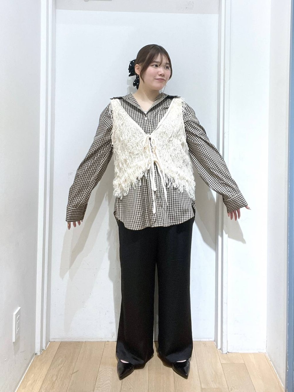 ブラック系のパンプス、ブラウン系のシャツ/ブラウス、ブラック系のその他パンツを着用したレディースの冬コーディネートの2枚目の写真