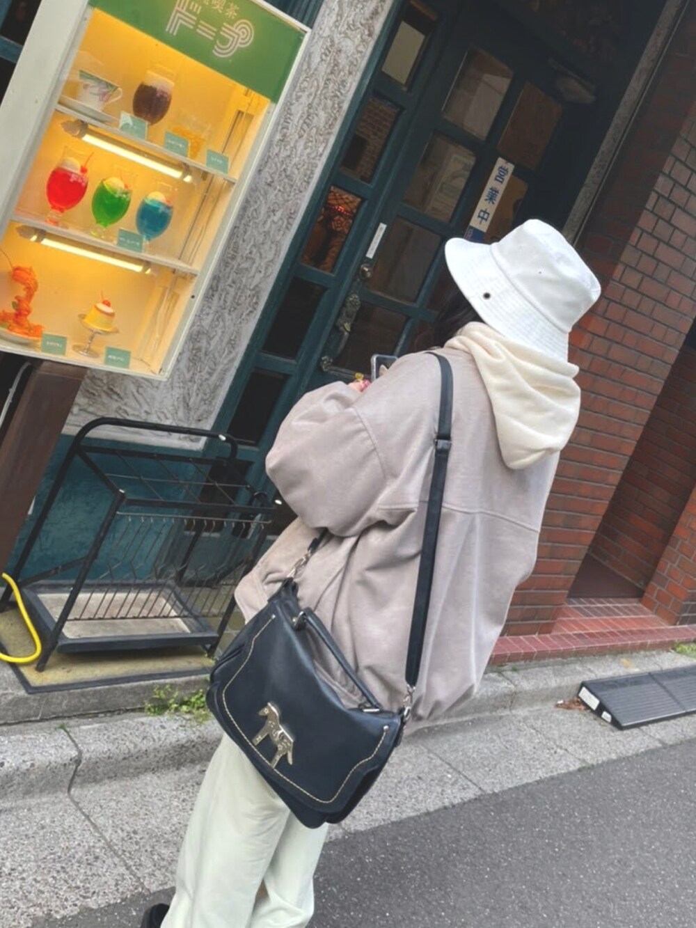 ベージュ系のその他アウター、ベージュ系のパーカー、グリーン系のパンツを着用したレディースの秋コーディネートの2枚目の写真