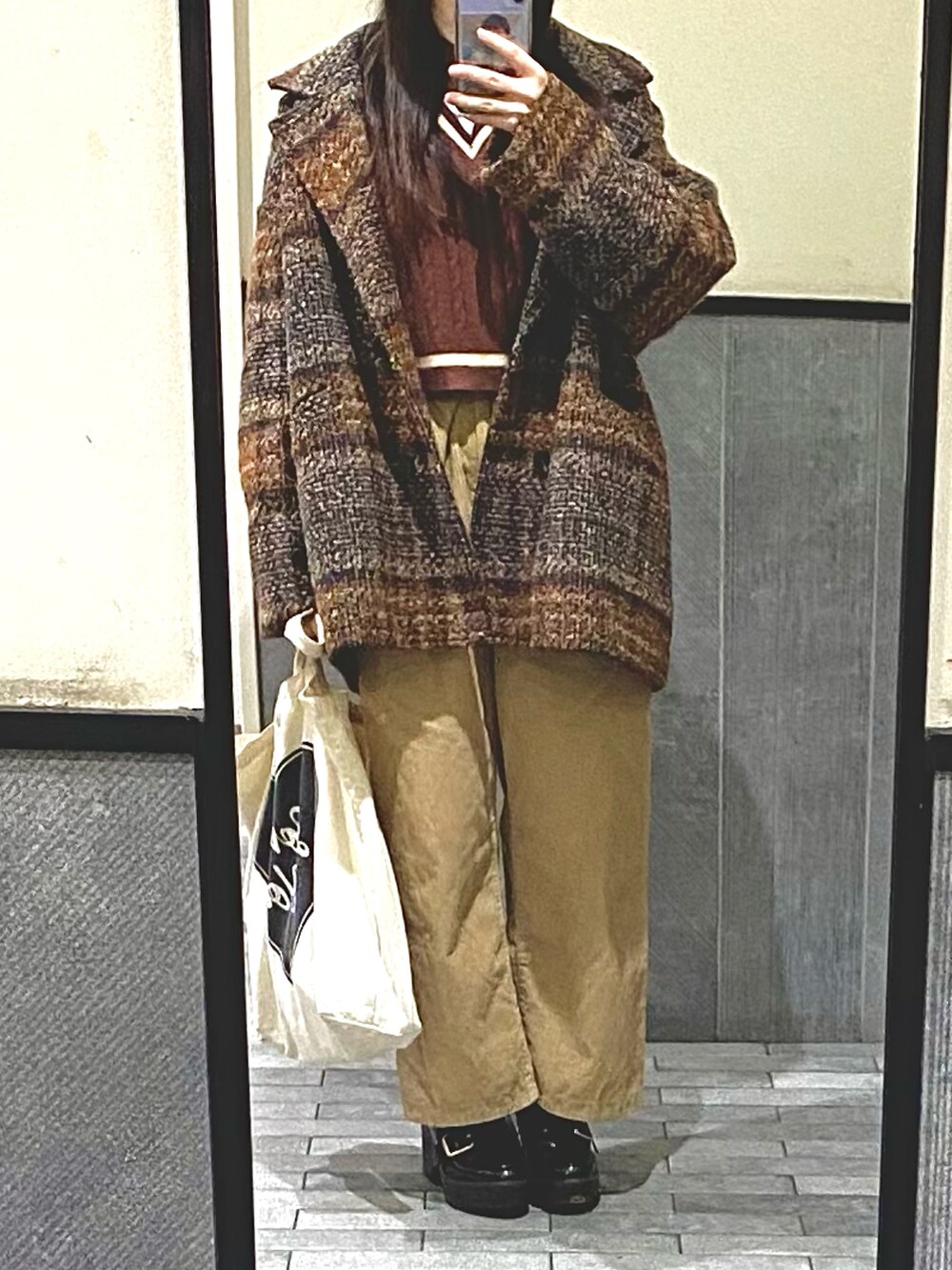 「シンプルコーデ、プチプラコーデ、パンツコーデ、着回しコーデ、147cm、低身長コーデ、カジュアル、ブラウン、ブラウンコーデ、ブラウン色に染まれ、コーデュロイパンツ、トートバッグ、いいね、save、フォローお願いします🤑、レイヤードスタイル、ニットベスト」｜「ems exciteのモチモチチルデンニットベスト（ベスト、ブラウン系）」を使った、na 🌛☁    さん（レディース・147cm）の冬コーディネートの2枚目の写真