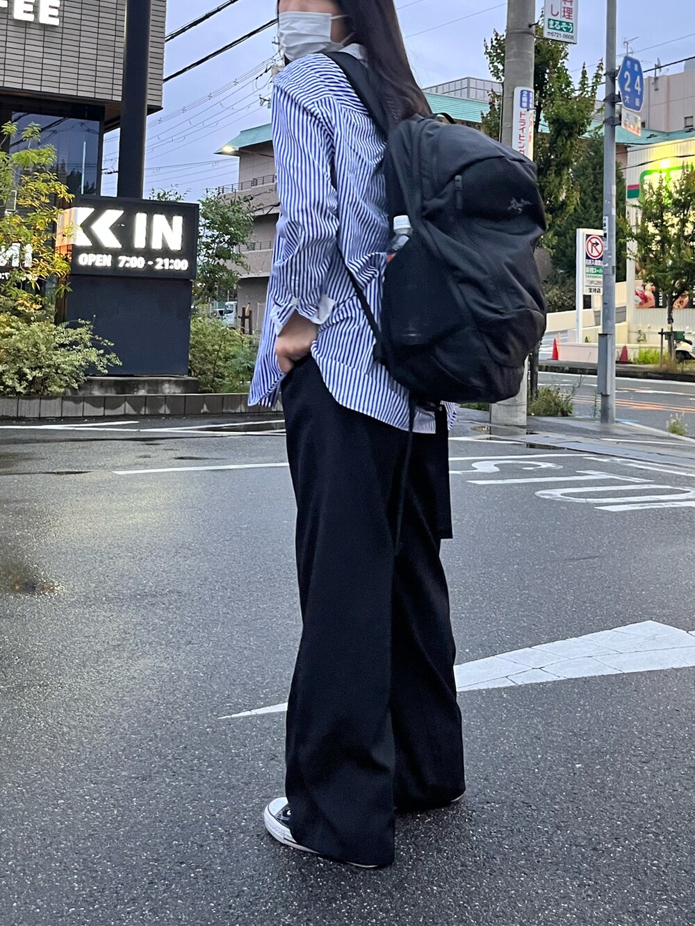 ブラック系のスニーカー、ブラック系のTシャツ/カットソー、ブルー系のシャツ/ブラウスを着用したレディースの夏コーディネートの2枚目の写真