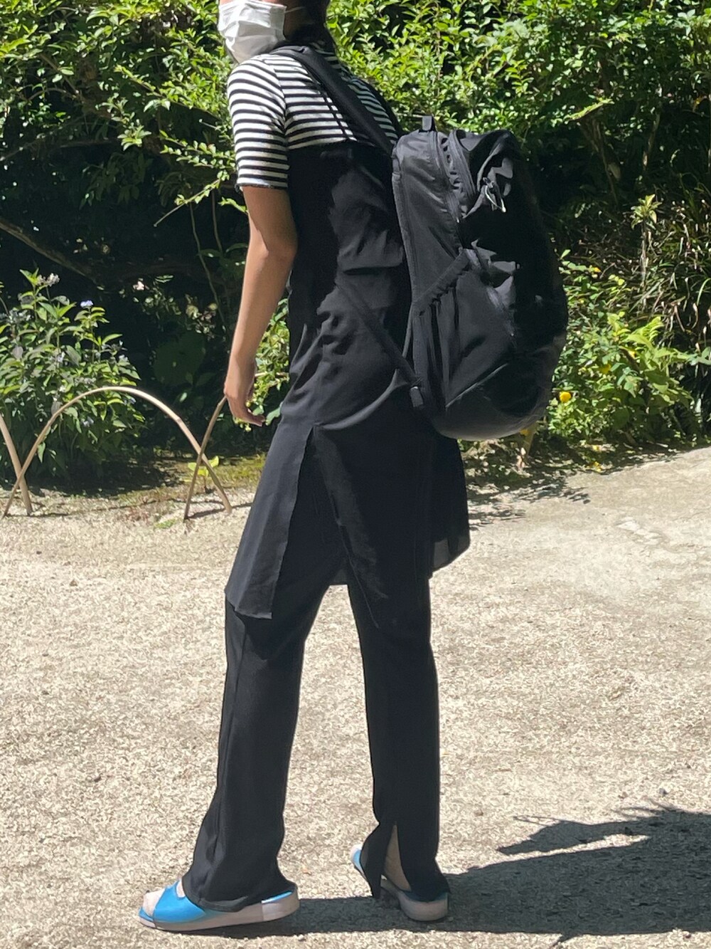 ブラック系のワンピース/ドレス、ブラック系のニット/セーター、ブラック系のパンツを着用したレディースの夏コーディネートの2枚目の写真