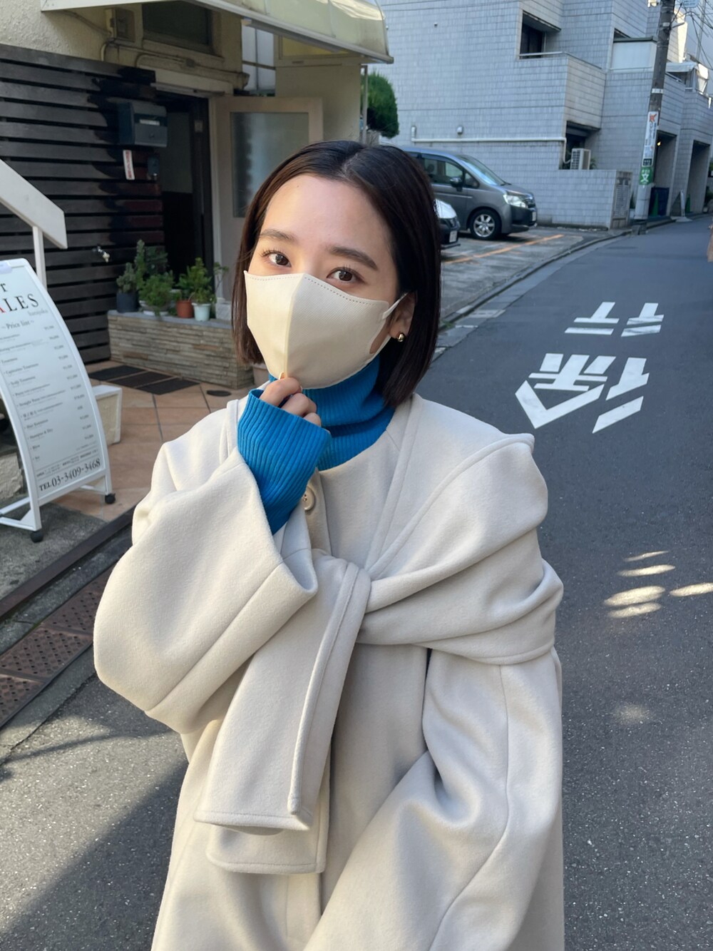 グレー系のその他アウター、ブラック系のブーツ、ブルー系のニット/セーターを着用したレディースの秋コーディネートの2枚目の写真