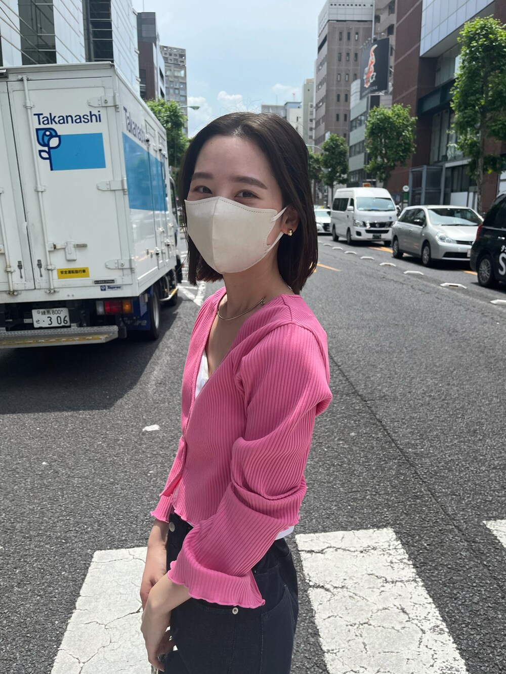 ブルー系のデニムパンツ、ピンク系のカーディガン/ボレロを着用したレディースの夏コーディネートの2枚目の写真