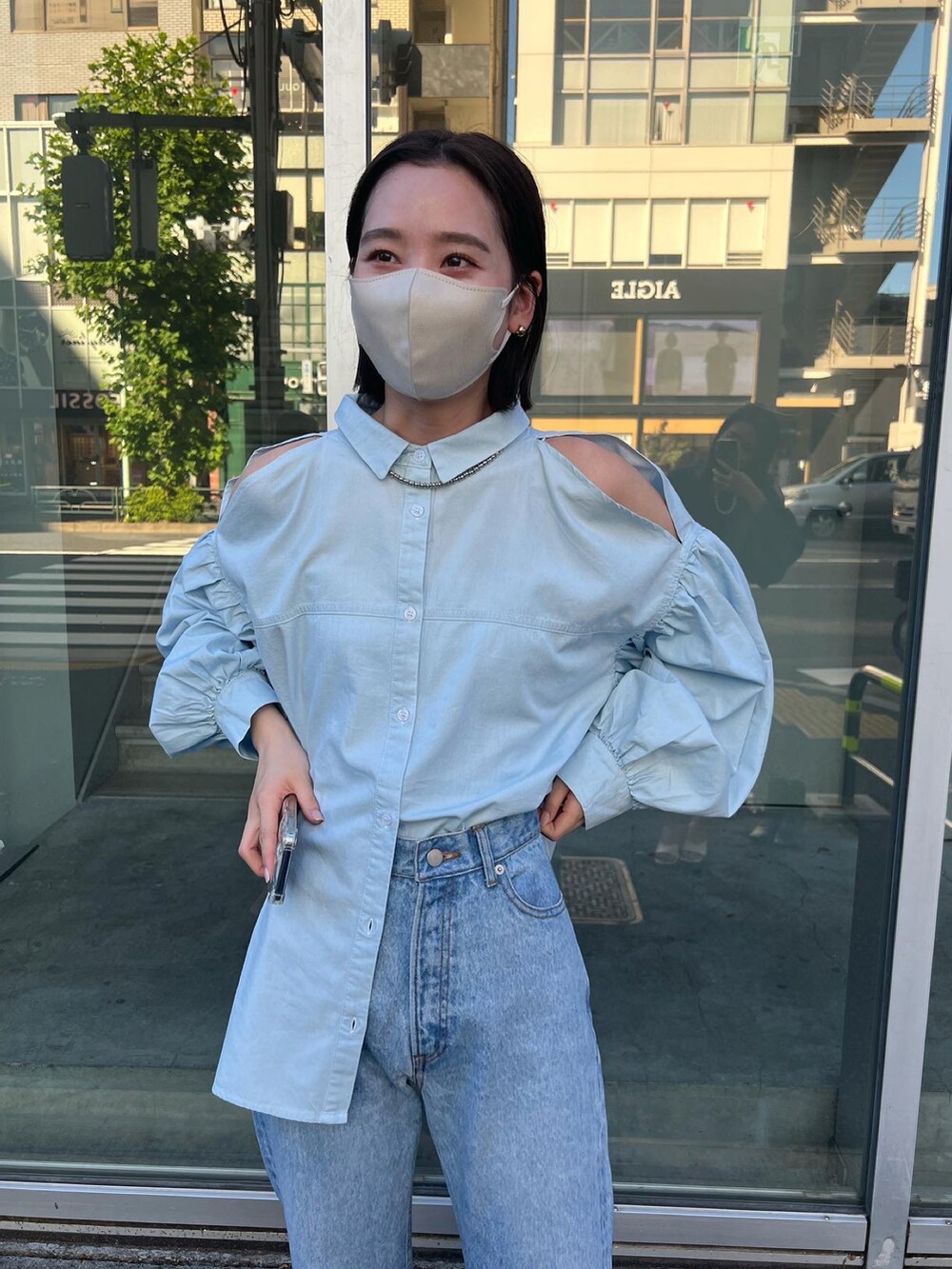 「パンツスタイル、大人カジュアル、オトナ女子、秋のコーデ、シンプルコーデ、デニム、デニムパンツ、デニムコーデ、肩開きシャツ、骨格ウェーブ、休日スタイル」｜「mysticのai no de kojimaフレア（デニムパンツ、ブルー系）」を使った、gou__98さん（レディース・163cm）の夏コーディネートの2枚目の写真