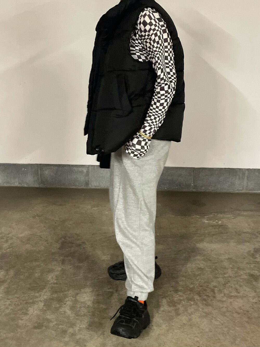 ブラック系のスニーカー、グレー系のスウェットパンツ、ブルー系のキャップを着用したレディースの春コーディネートの2枚目の写真