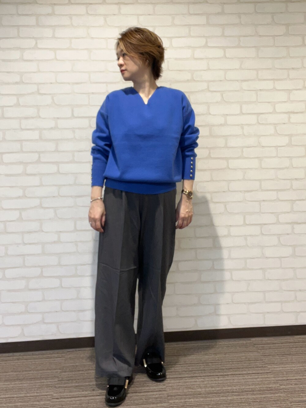 ブラック系のニット/セーター、グレー系のその他パンツ、ブラック系のパンプスを着用したレディースの秋コーディネートの2枚目の写真