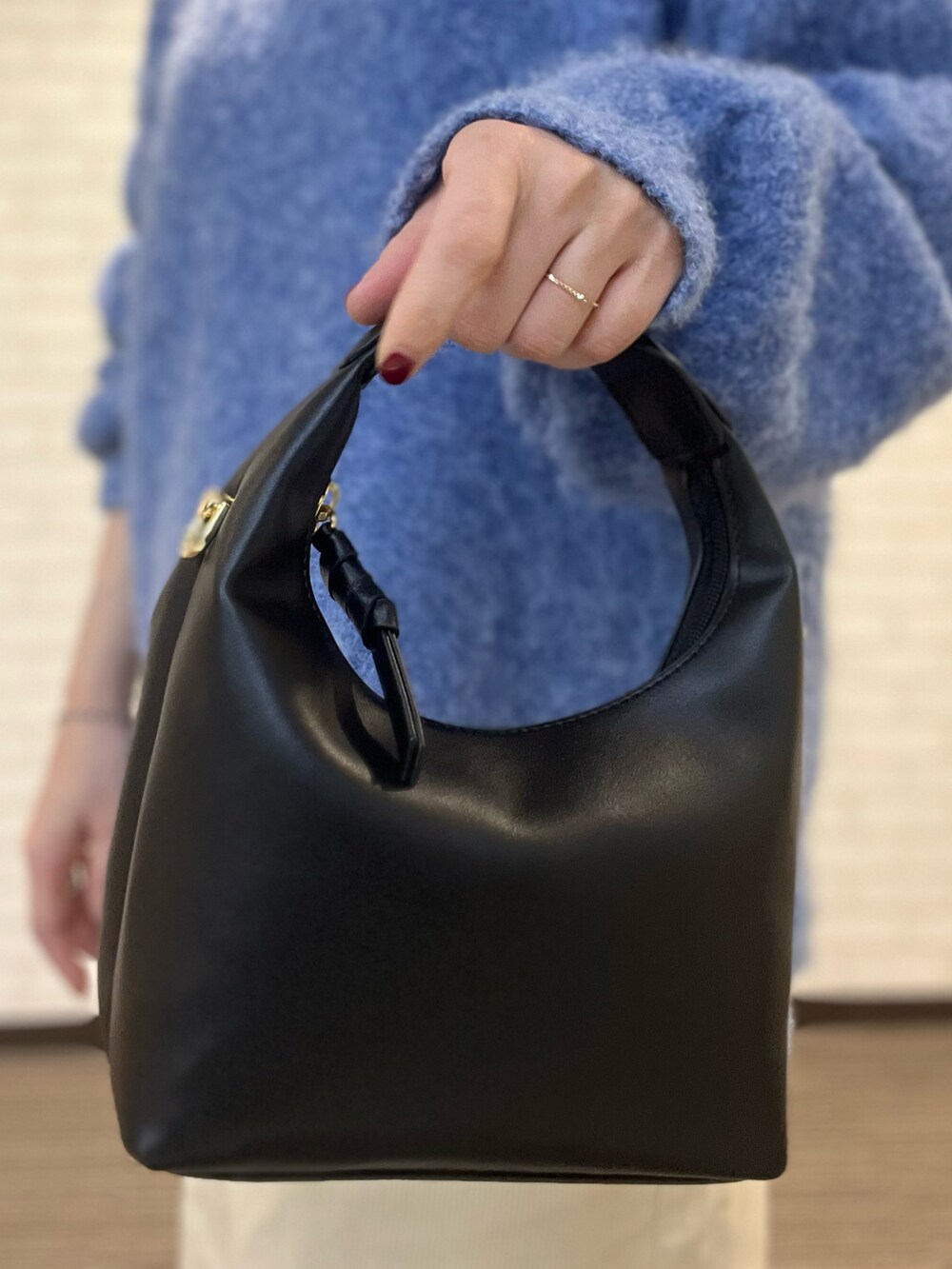 「秋服、コーデュロイスカート、起毛ニット、ブルーコーデ、スカート、オフホワイト、スカートコーデ」｜「Lugnoncureの起毛プルオーバーニット（ニット/セーター、ブルー系）」を使った、YUKIさん（レディース・160cm）の秋コーディネートの3枚目の写真