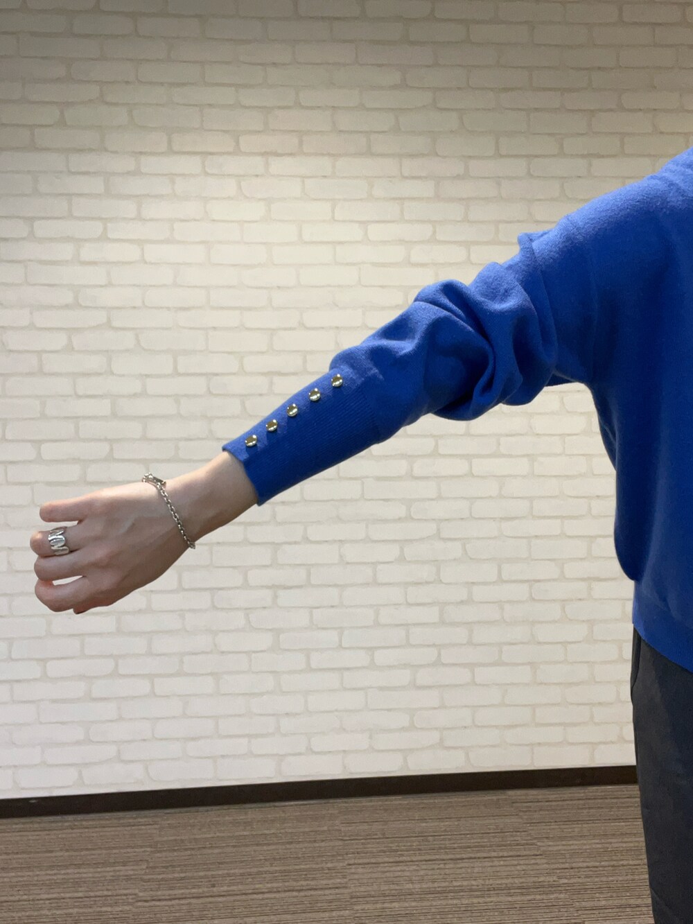 ブラック系のニット/セーター、グレー系のその他パンツ、ブラック系のパンプスを着用したレディースの秋コーディネートの3枚目の写真