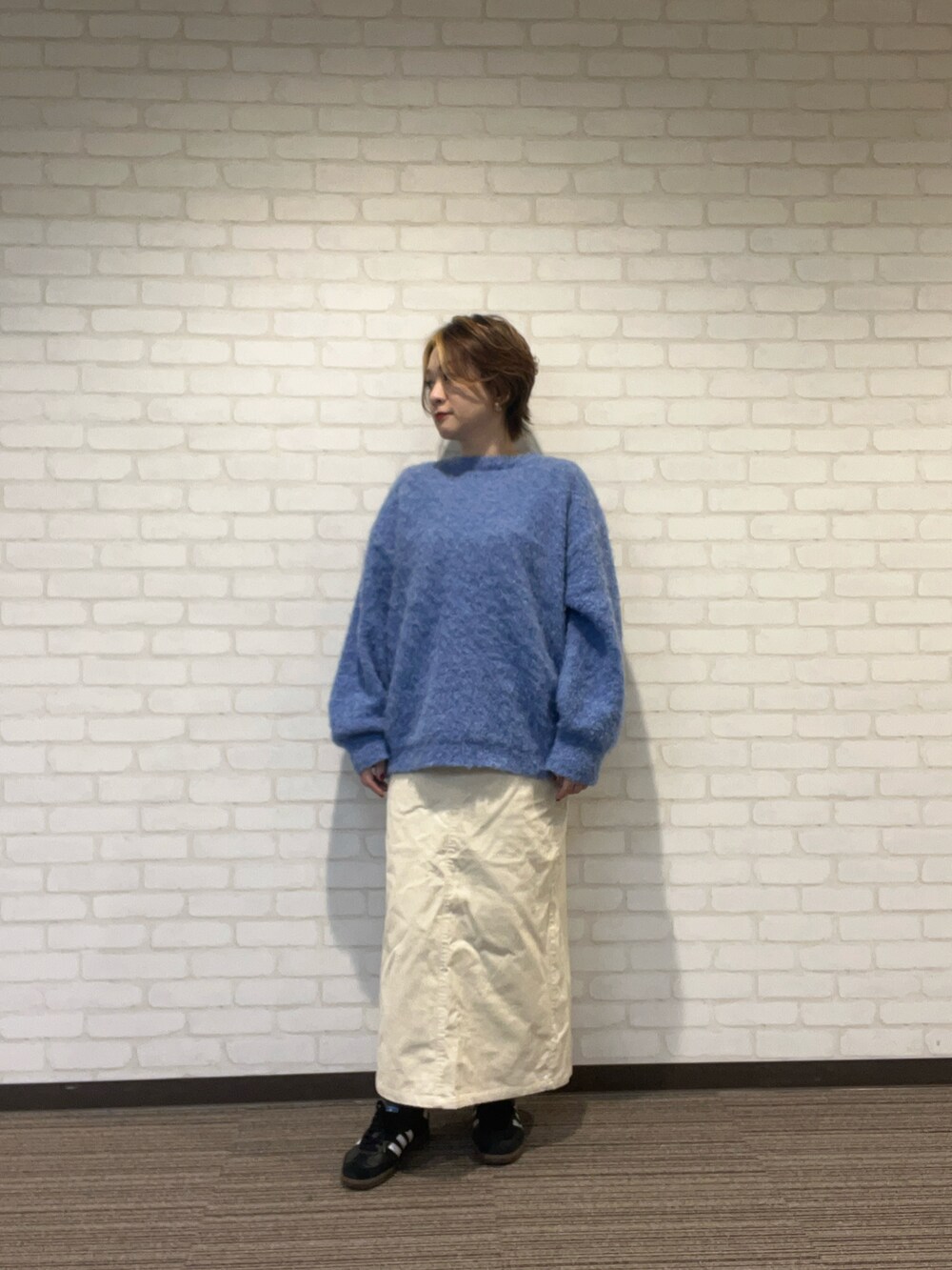 「秋服、コーデュロイスカート、起毛ニット、ブルーコーデ、スカート、オフホワイト、スカートコーデ」｜「Lugnoncureの起毛プルオーバーニット（ニット/セーター、ブルー系）」を使った、YUKIさん（レディース・160cm）の秋コーディネートの2枚目の写真