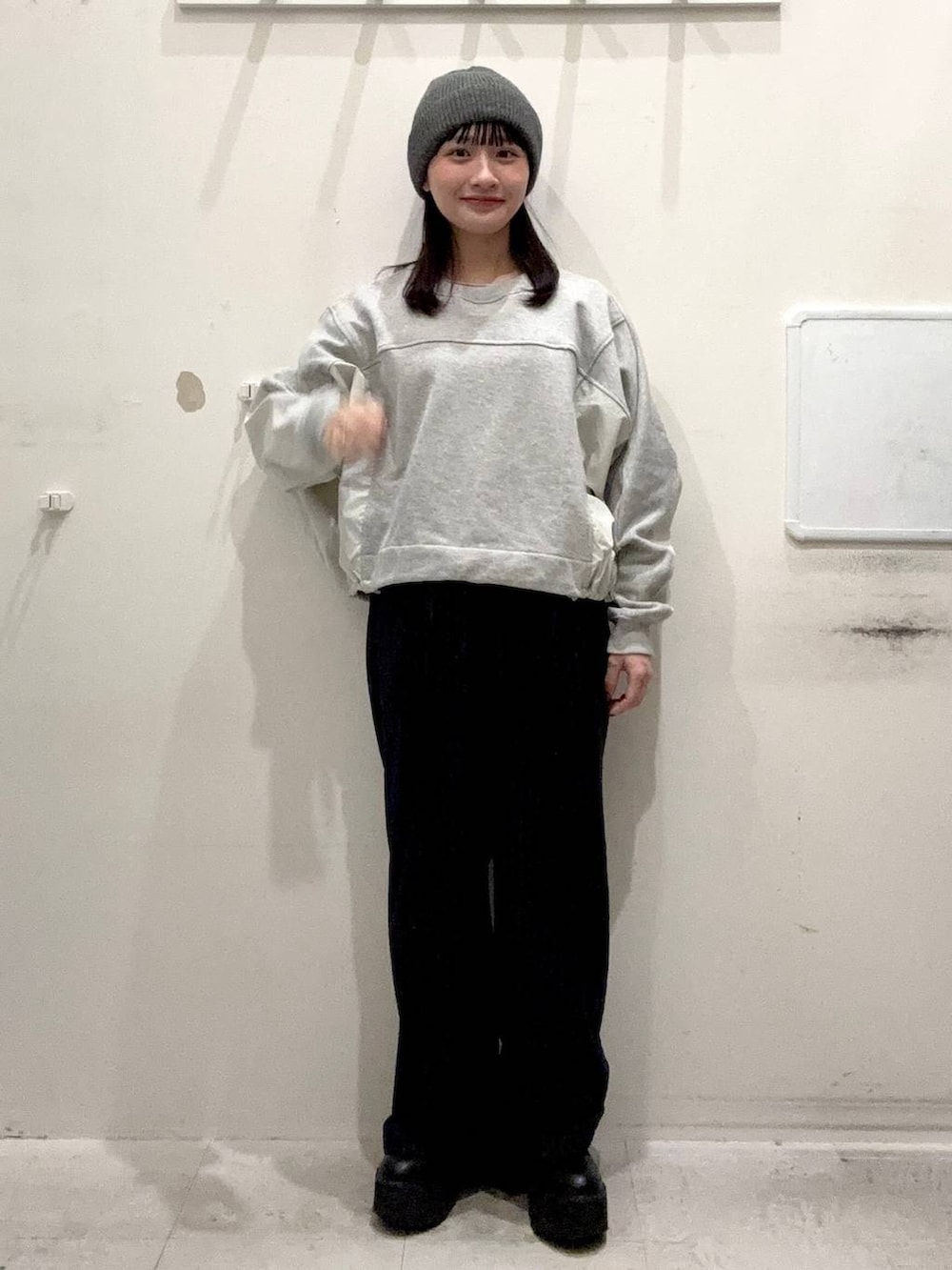 ブルー系のその他パンツ、グレー系のスウェット、グレー系のニットキャップ/ビーニーを着用したレディースの冬コーディネートの2枚目の写真