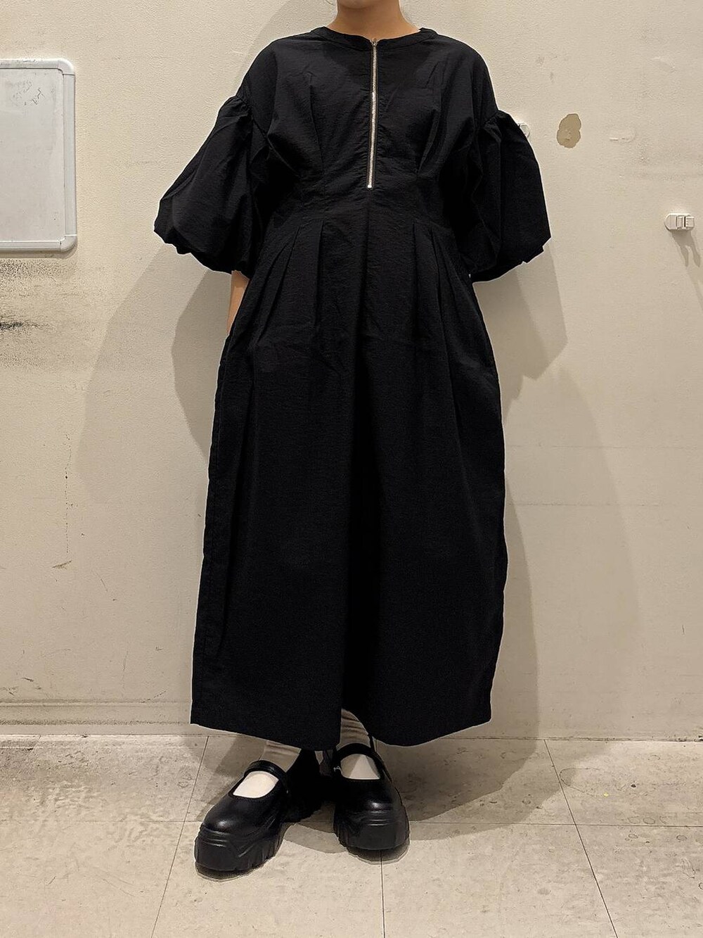 ブラック系のスニーカー、ブラック系のワンピースを着用したレディースの春コーディネートの2枚目の写真