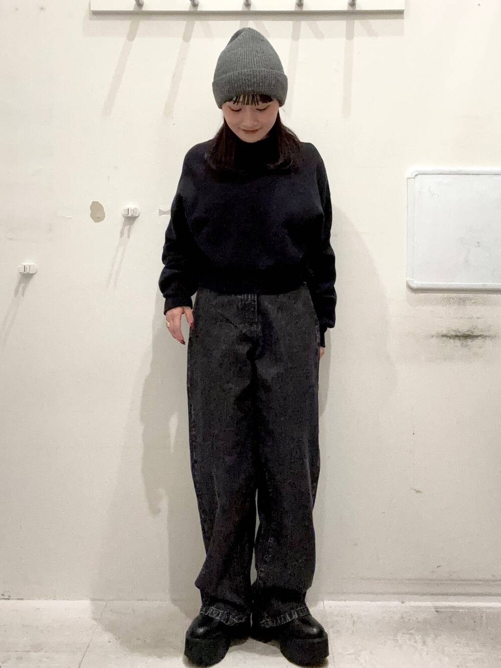 ブラック系のニット/セーター、グレー系のニットキャップ/ビーニーを着用したレディースの冬コーディネートの4枚目の写真