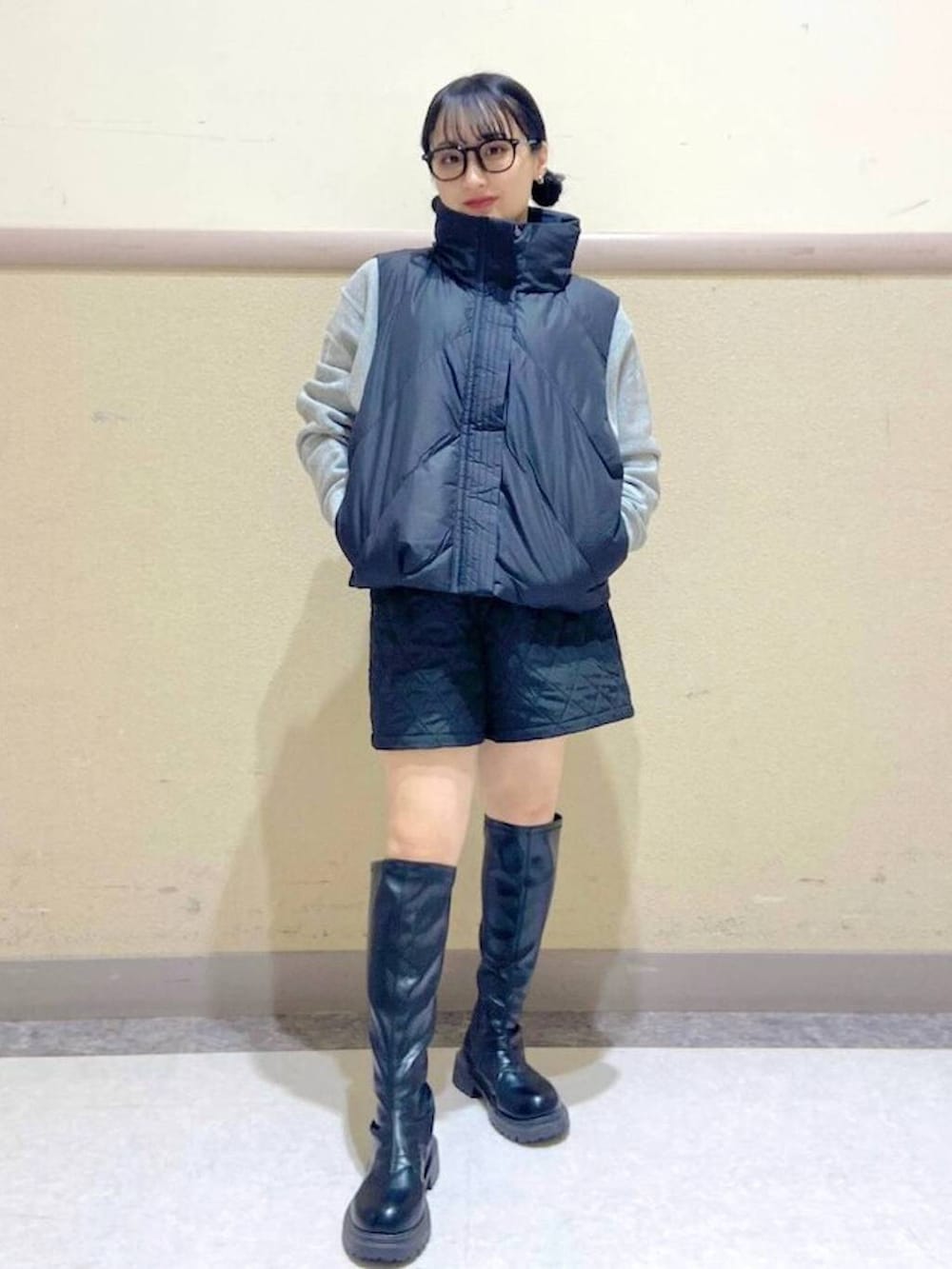 ブラック系のベスト、グレー系のスウェット、ブラック系のその他パンツを着用したレディースの秋コーディネートの3枚目の写真