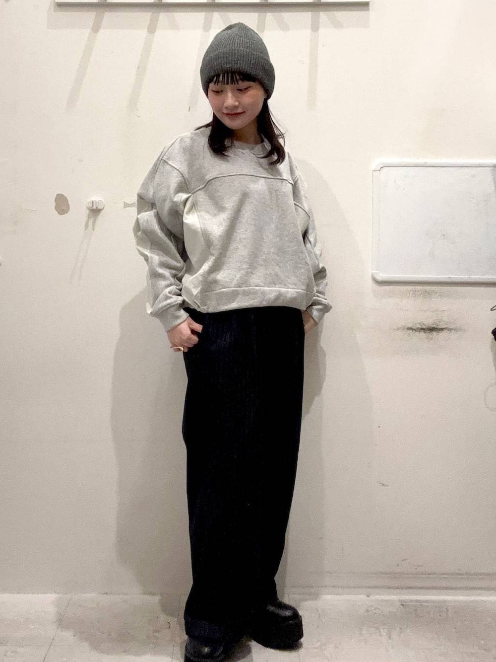 ブルー系のその他パンツ、グレー系のスウェット、グレー系のニットキャップ/ビーニーを着用したレディースの冬コーディネートの3枚目の写真