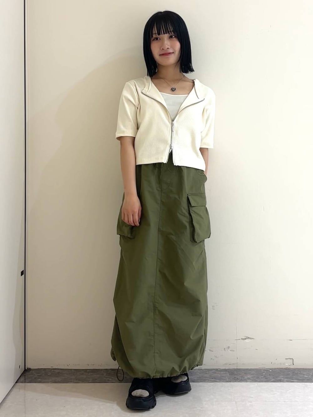 「低身長、メンズライク、ベーシック/シンプル、ローリーズスタイル_LOWRYS FARM、LOWRYS FARM、カジュアル、カジュアルコーデ、大人女子カジュアル_LOWRYS FARM、大人カジュアル、春コーデ、春アウター、春色、春服みてみて、夏コーデ、着痩せ・細見え」｜「LOWRYS FARMのレースアップスポサン　104934（サンダル、ブラック系）」を使った、anzさん（レディース・148cm）の夏コーディネートの3枚目の写真