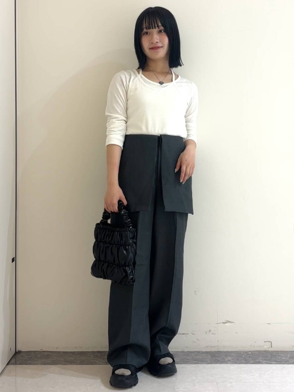 ブラック系のサンダル、ホワイト系のTシャツ/カットソー、グレー系のその他パンツを着用したレディースの春コーディネートの3枚目の写真