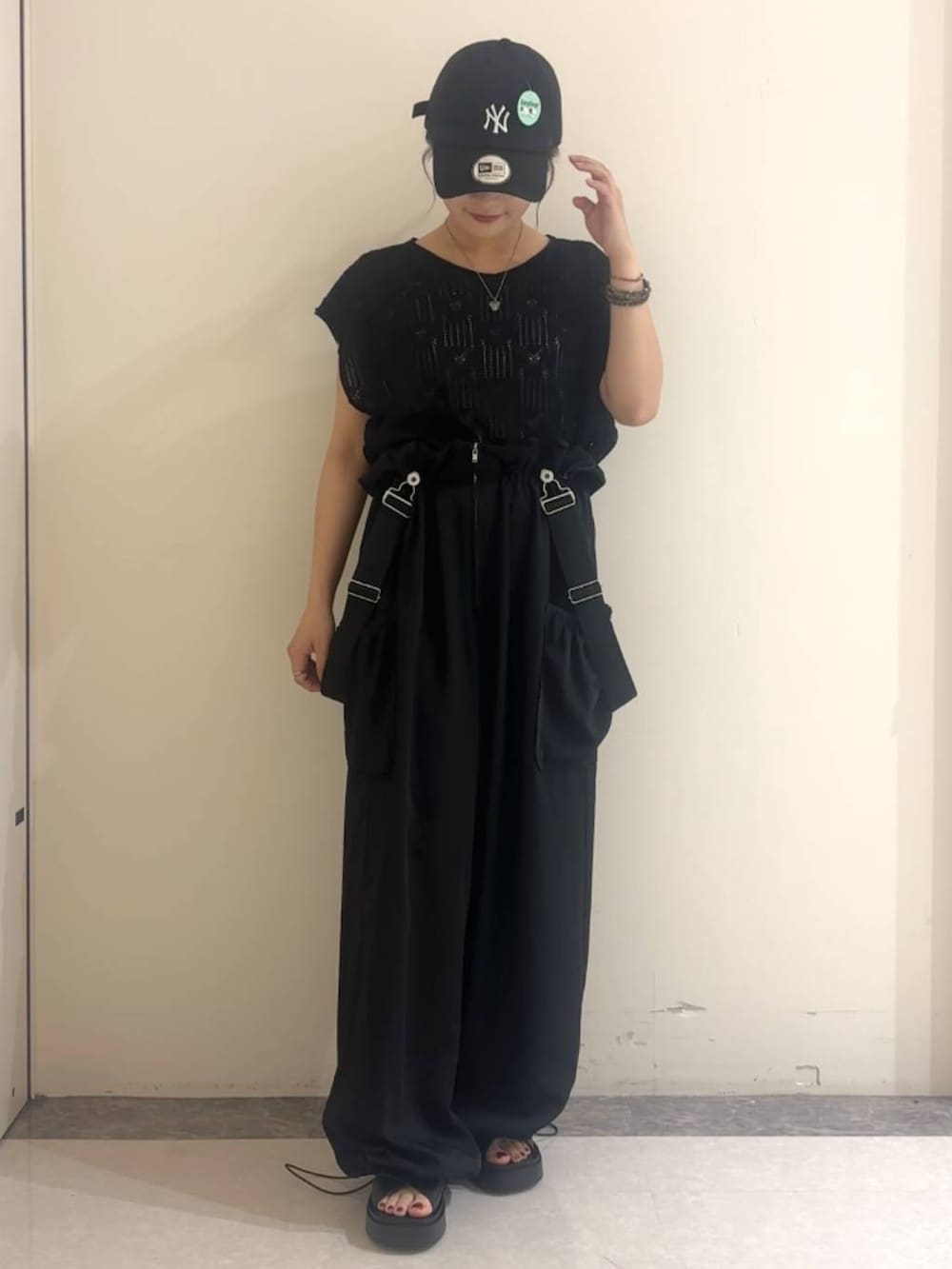 「低身長、メンズライク、ベーシック/シンプル、ローリーズスタイル_LOWRYS FARM、LOWRYS FARM、カジュアル、カジュアルコーデ、大人女子カジュアル_LOWRYS FARM、大人カジュアル、着痩せ・細見え、着痩せ、サロペット、ニット、夏コーデ、キャップ」｜「LOWRYS FARMのハートガラスネックレス 117828（ネックレス、ブラック系）」を使った、anzさん（レディース・148cm）の夏コーディネートの3枚目の写真