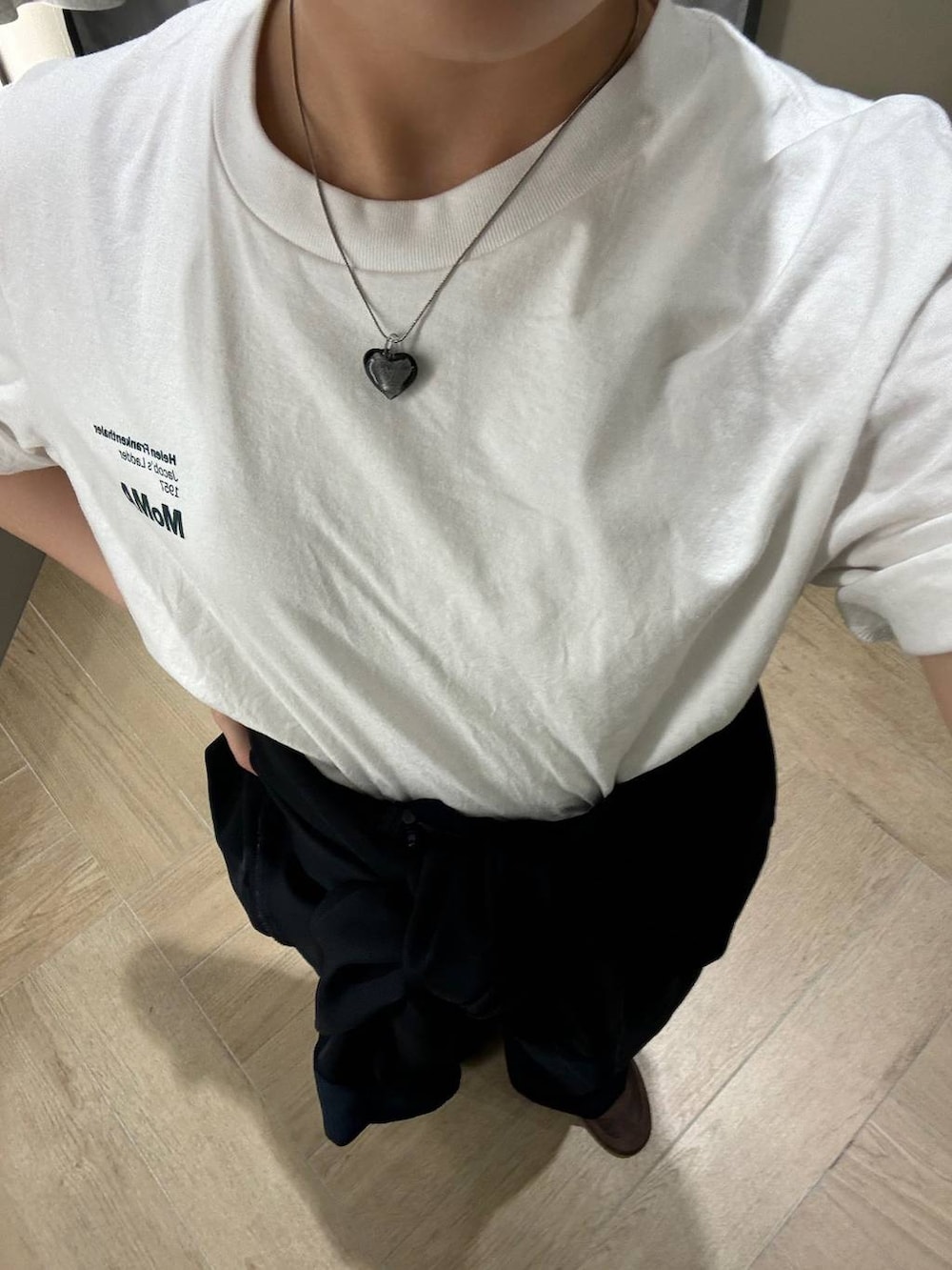 ブルー系のつなぎ/オールインワン、ブラック系のネックレスを着用したレディースの夏コーディネートの2枚目の写真