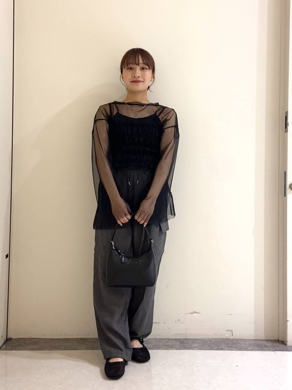 ブラック系のTシャツ/カットソー、ブラック系のその他シューズ、グレー系のカーゴパンツを着用したレディースの春コーディネートの4枚目の写真