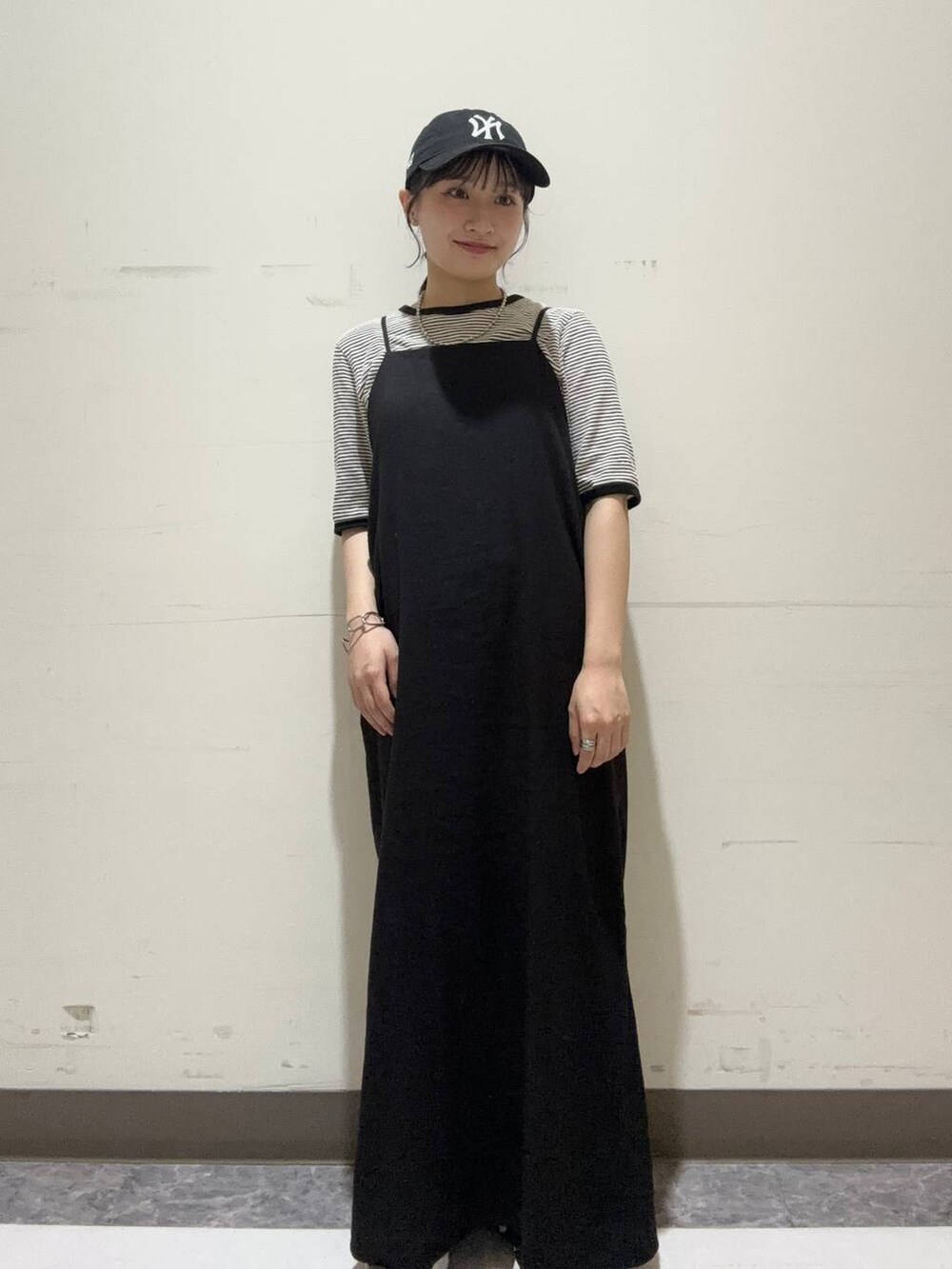 その他のTシャツ/カットソー、ホワイト系のキャミソール、ブラック系のワンピースを着用したレディースの夏コーディネートの3枚目の写真