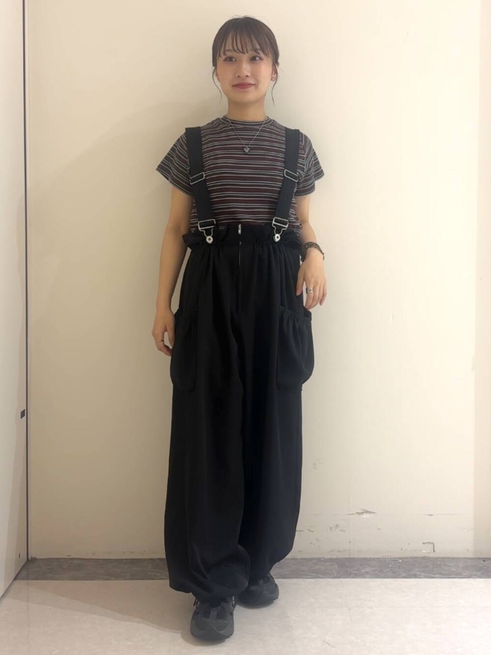 ブラウン系のTシャツ/カットソー、ブラック系のワンピース、ブラック系のネックレスを着用したレディースの夏コーディネートの2枚目の写真