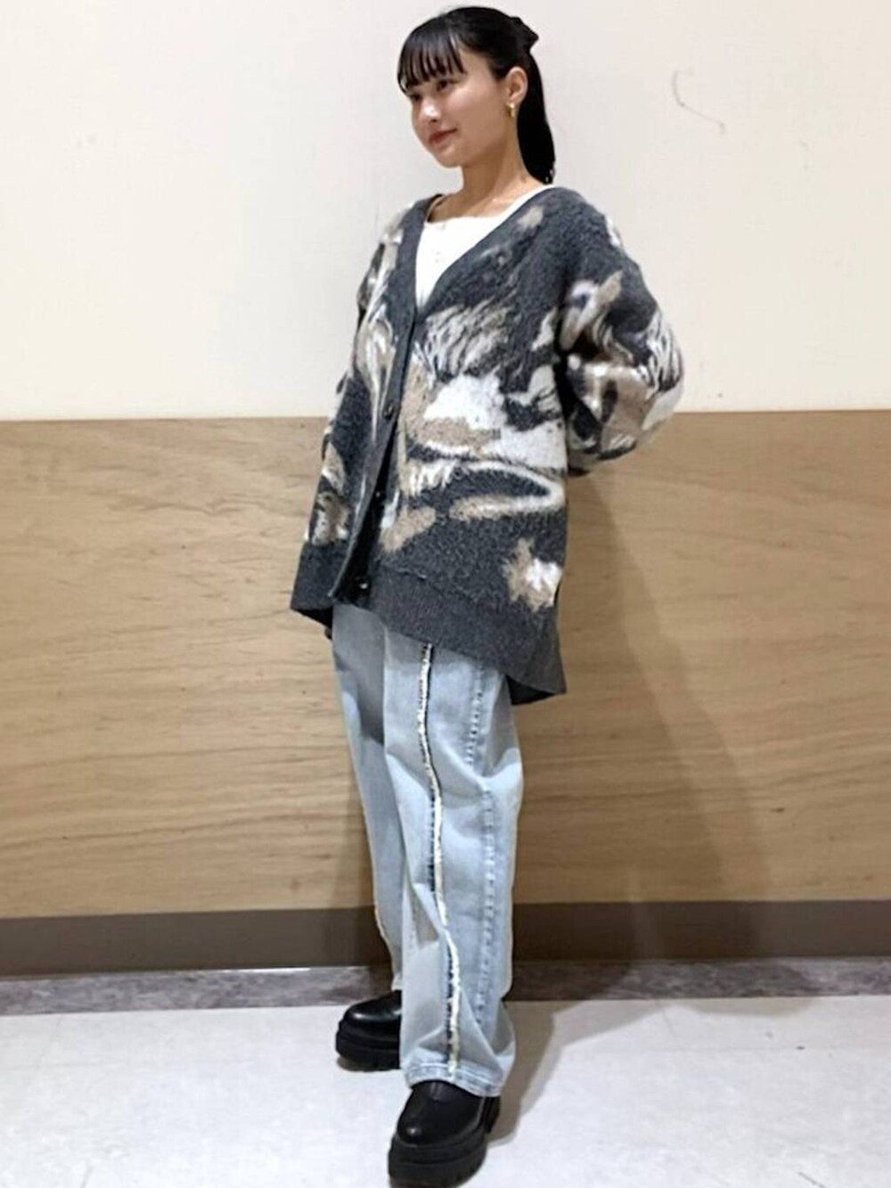 ホワイト系のTシャツ/カットソー、グレー系のカーディガン/ボレロ、ブルー系のデニムパンツを着用したレディースの冬コーディネートの3枚目の写真