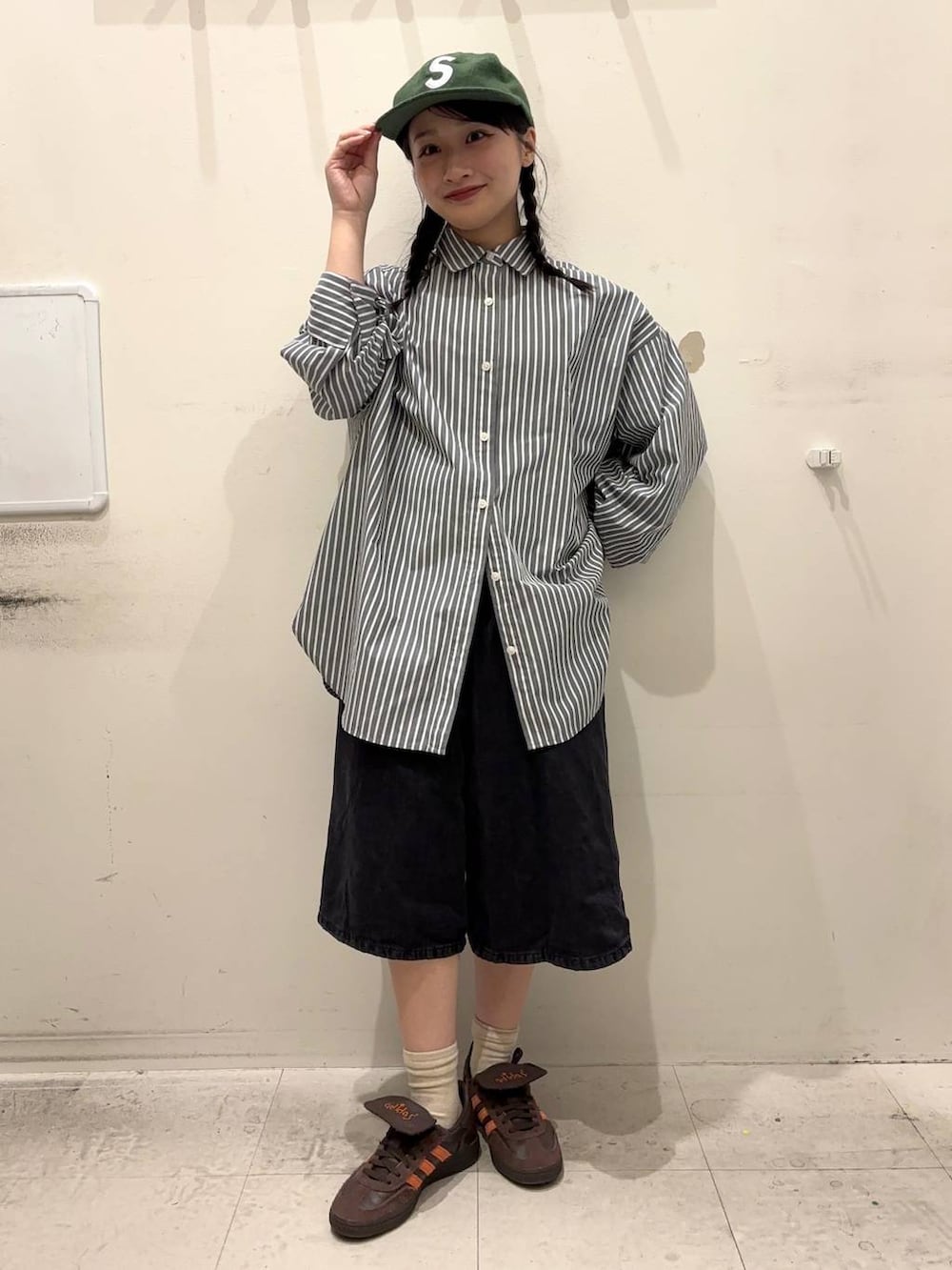 ブラック系のシャツ/ブラウス、ブラック系のデニムパンツを着用したレディースの春コーディネートの2枚目の写真
