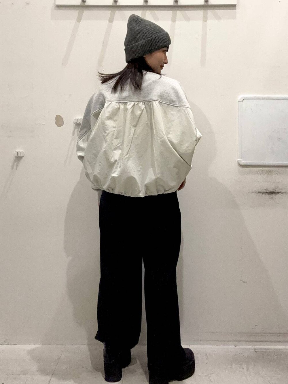 ブルー系のその他パンツ、グレー系のスウェット、グレー系のニットキャップ/ビーニーを着用したレディースの冬コーディネートの4枚目の写真