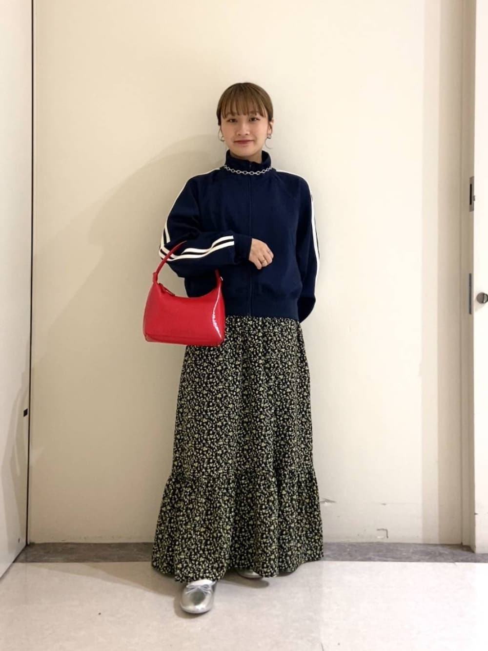 その他のワンピース、ブルー系のTシャツ/カットソー、シルバー系のバレエシューズを着用したレディースの春コーディネートの2枚目の写真