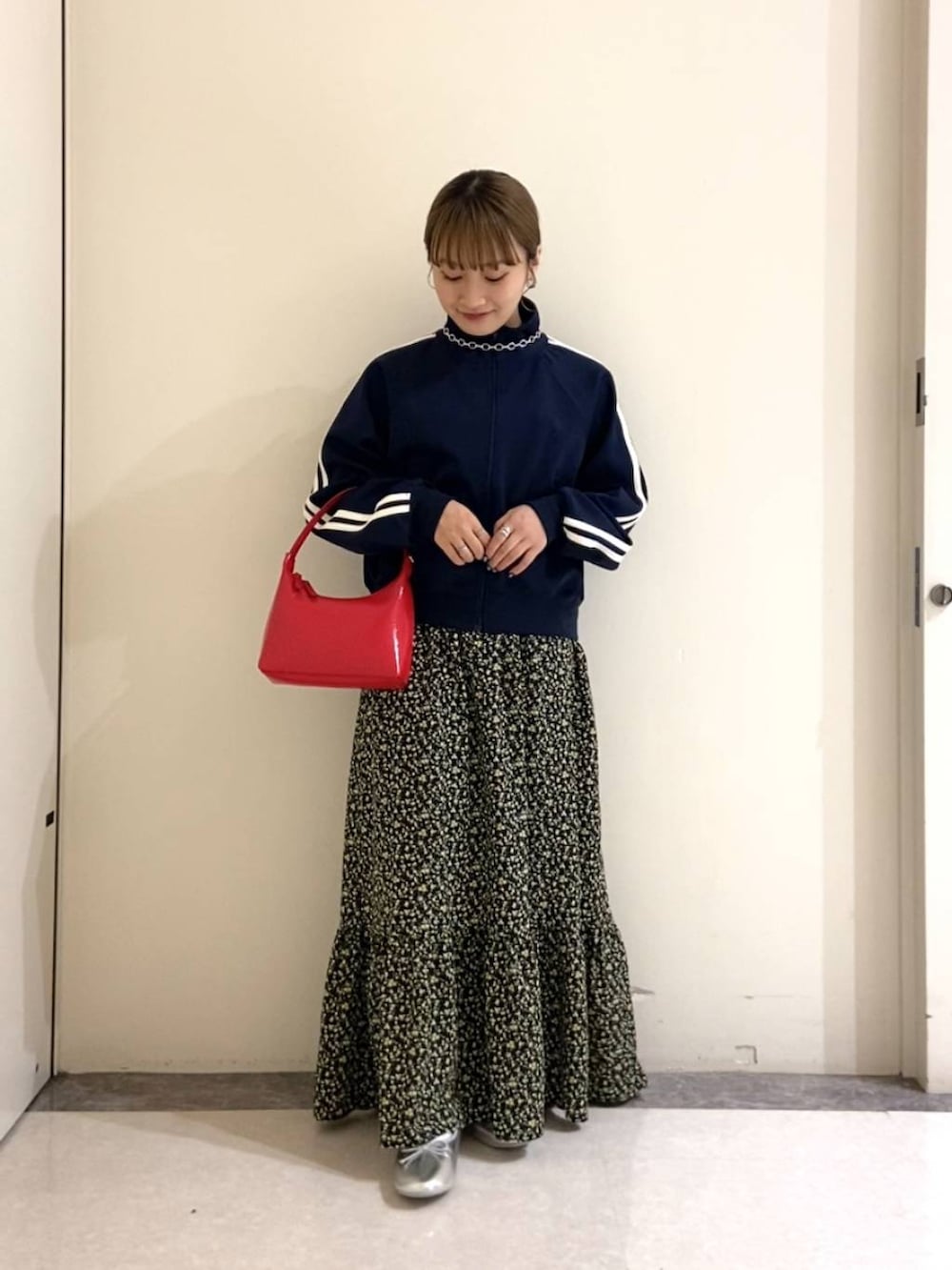 その他のワンピース、ブルー系のTシャツ/カットソー、シルバー系のバレエシューズを着用したレディースの春コーディネートの3枚目の写真